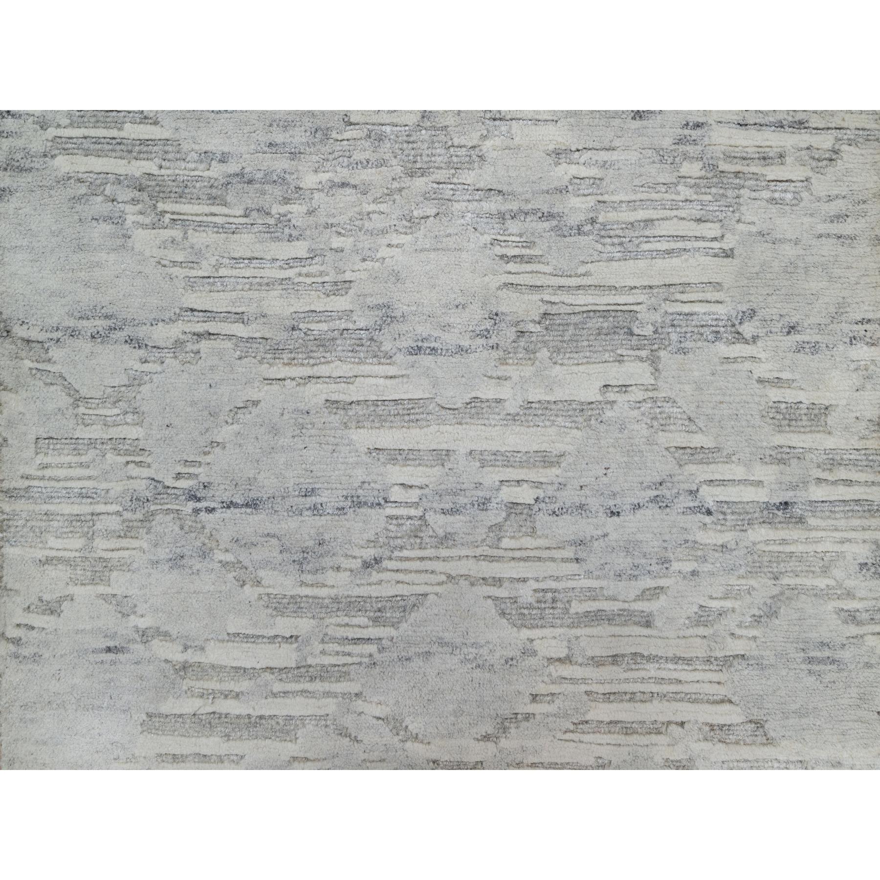Annodato a mano Tappeto in lana naturale non colorata grigio medio 2'x3' dal design moderno annodato a mano in vendita