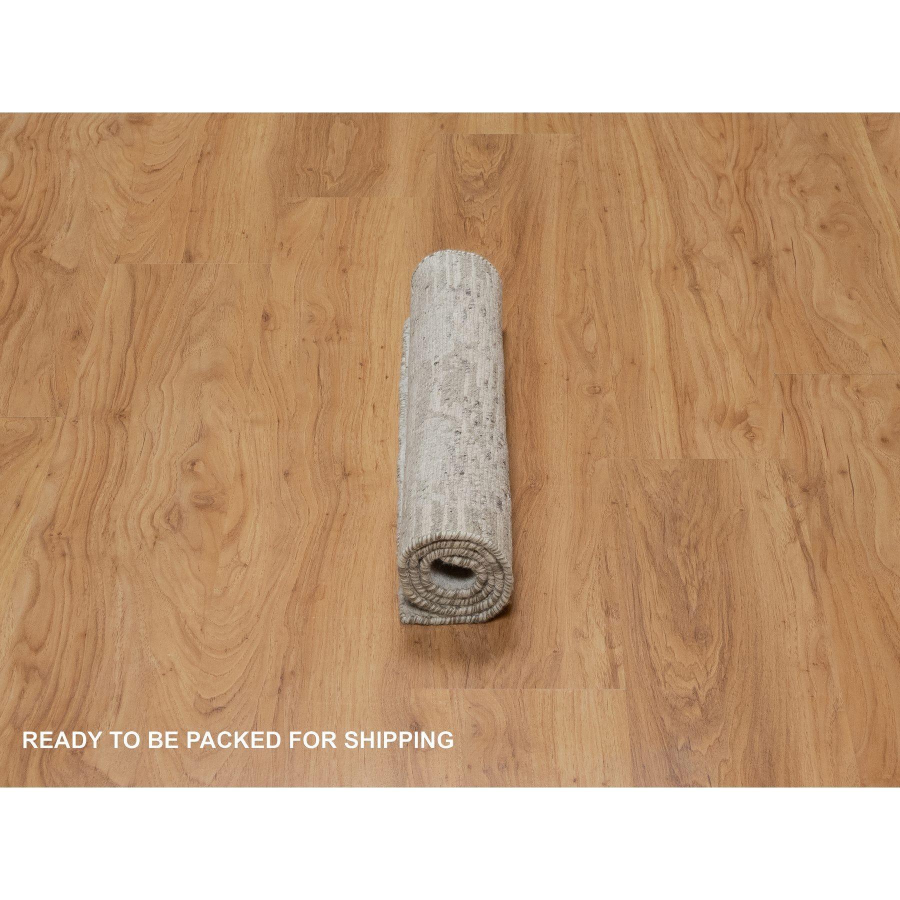 Tappeto in lana naturale non colorata grigio medio 2'x3' dal design moderno annodato a mano In condizioni Nuovo in vendita a Carlstadt, NJ