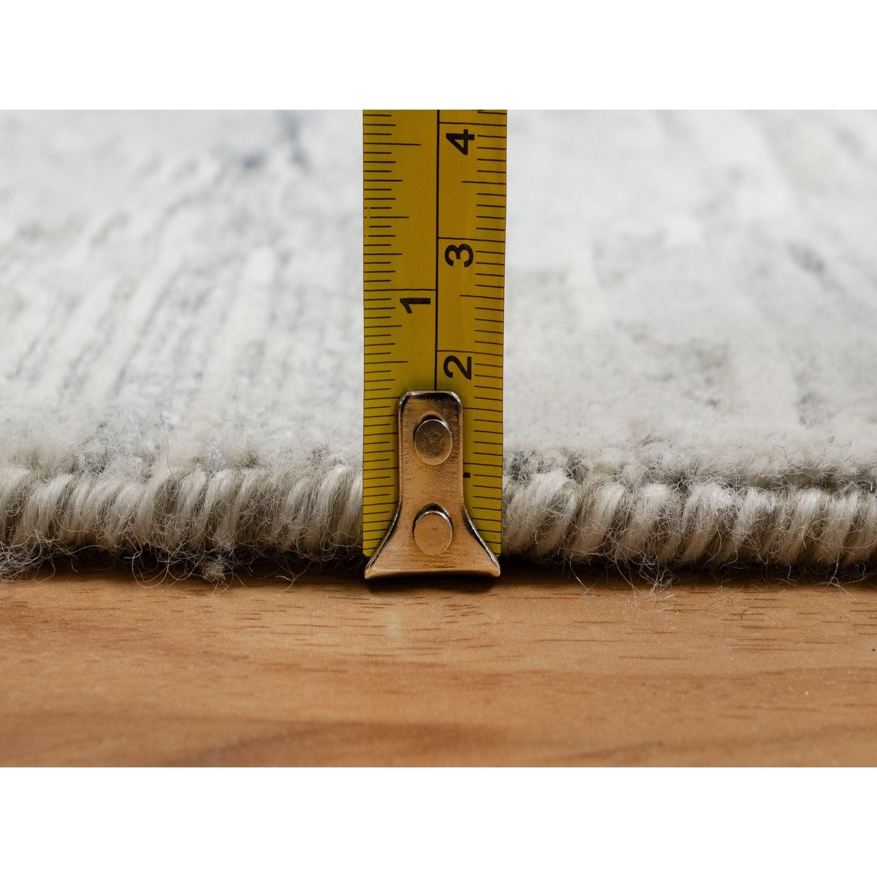 XXI secolo e contemporaneo Tappeto in lana naturale non colorata grigio medio 2'x3' dal design moderno annodato a mano in vendita