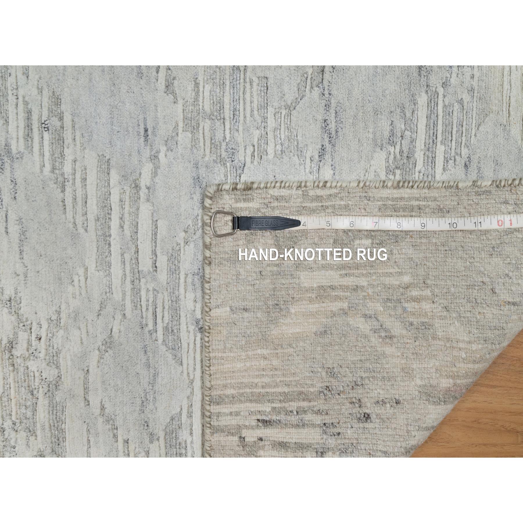 Lana Tappeto in lana naturale non colorata grigio medio 2'x3' dal design moderno annodato a mano in vendita