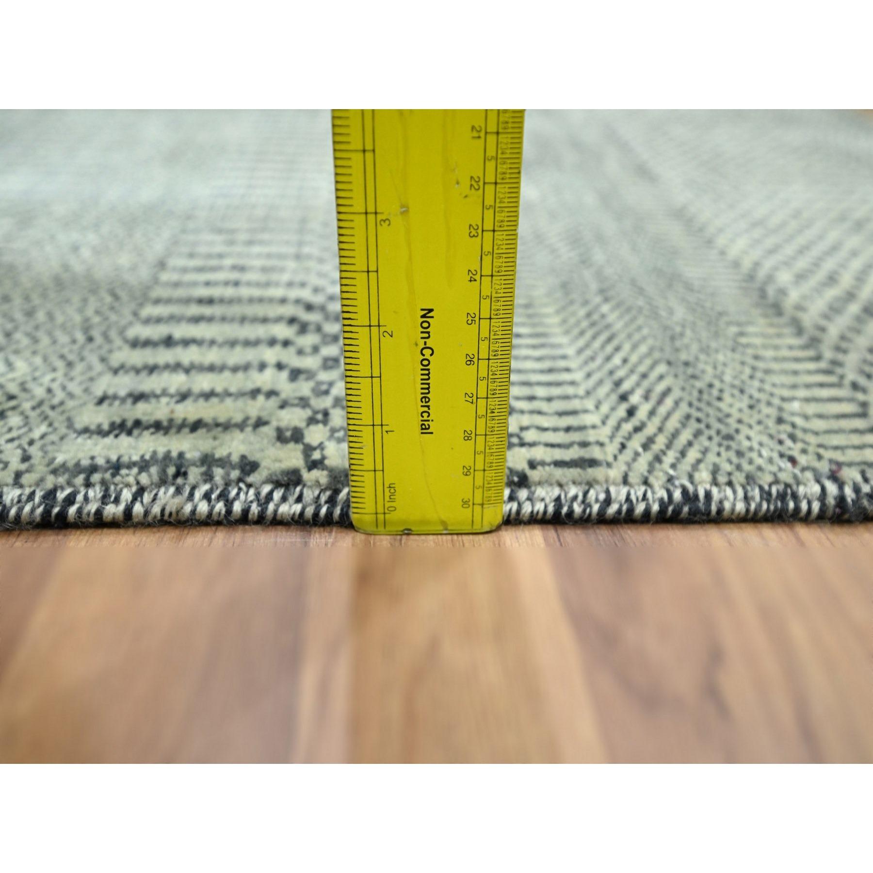 Moderne 2'x3' Tapis gris moyen en laine et soie, design Modern Grass, noué à la main en vente