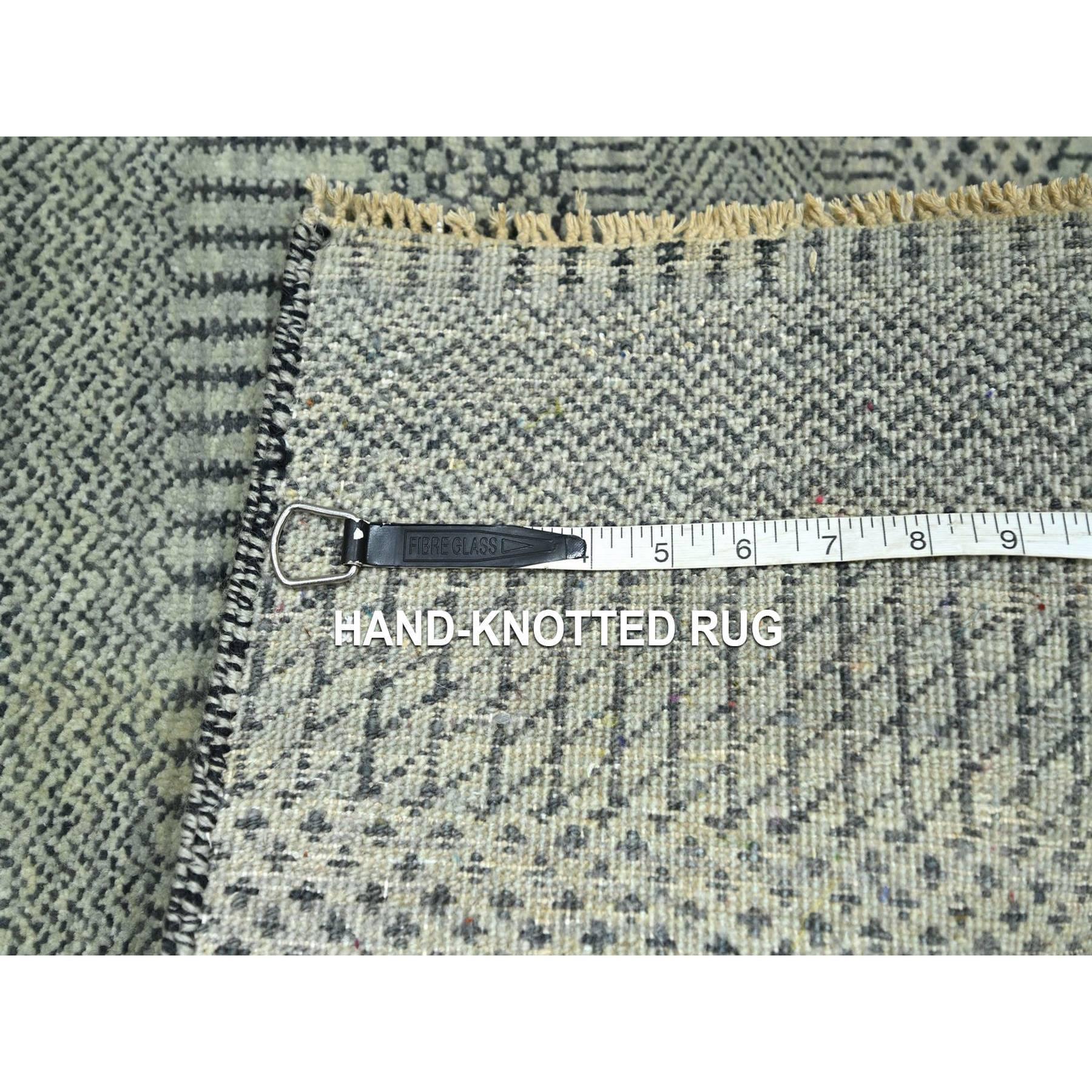 Indien 2'x3' Tapis gris moyen en laine et soie, design Modern Grass, noué à la main en vente