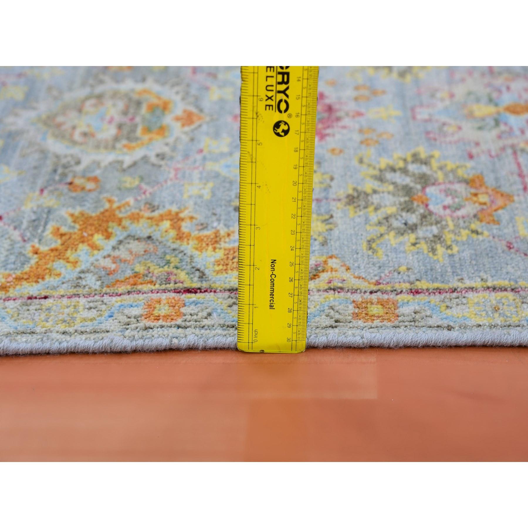 2'x3' Mirage Gray Sultanabad Reimagined 100% Wolle Hand Knotted Mat Rug (Indisch) im Angebot