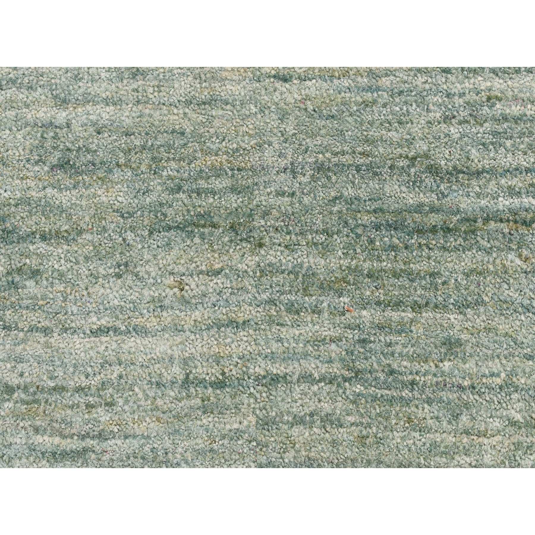 Moderno Tappeto orientale annodato a mano in pura seta Sari, 2'x3' Greene & Greene, campione di nebbia in vendita