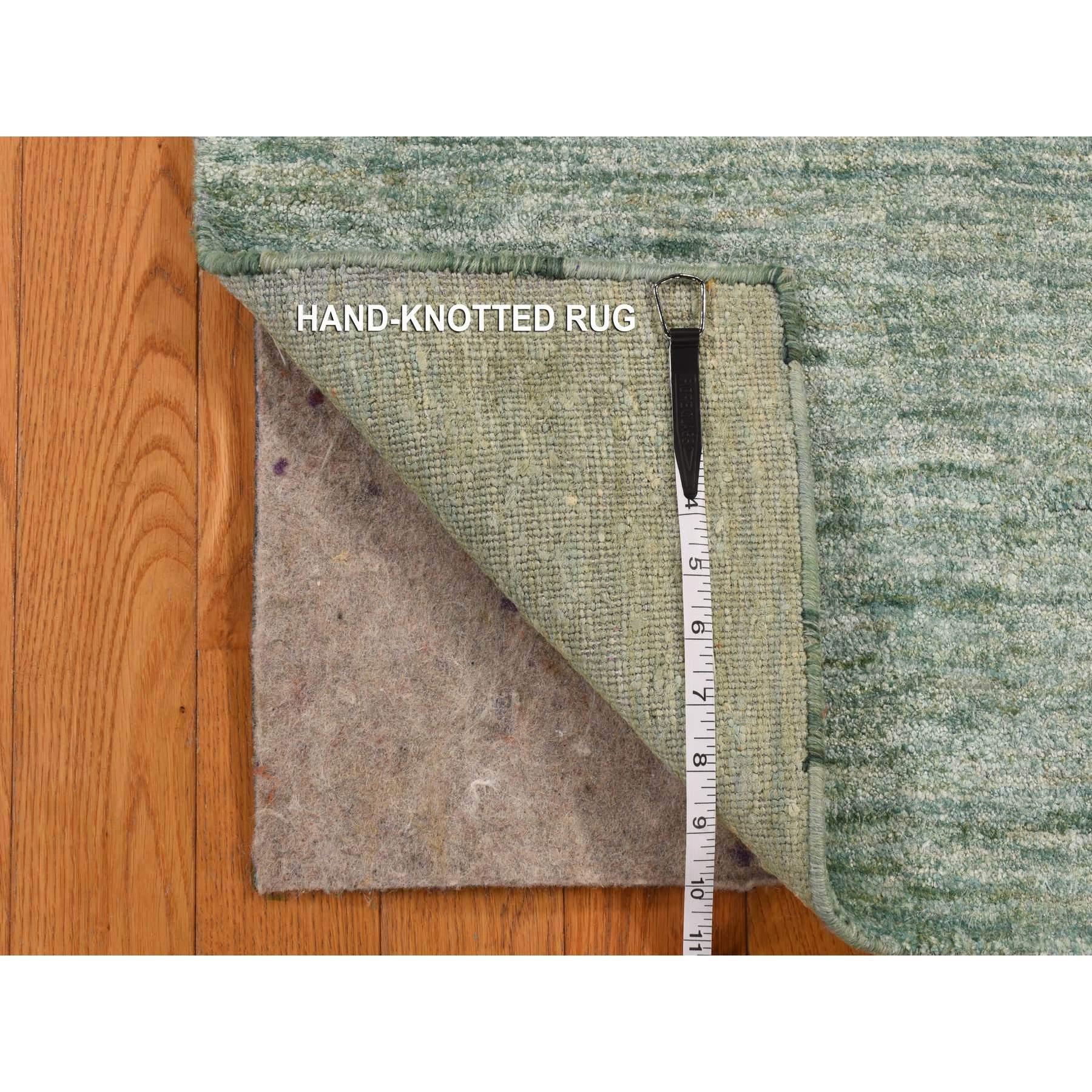 XXI secolo e contemporaneo Tappeto orientale annodato a mano in pura seta Sari, 2'x3' Greene & Greene, campione di nebbia in vendita