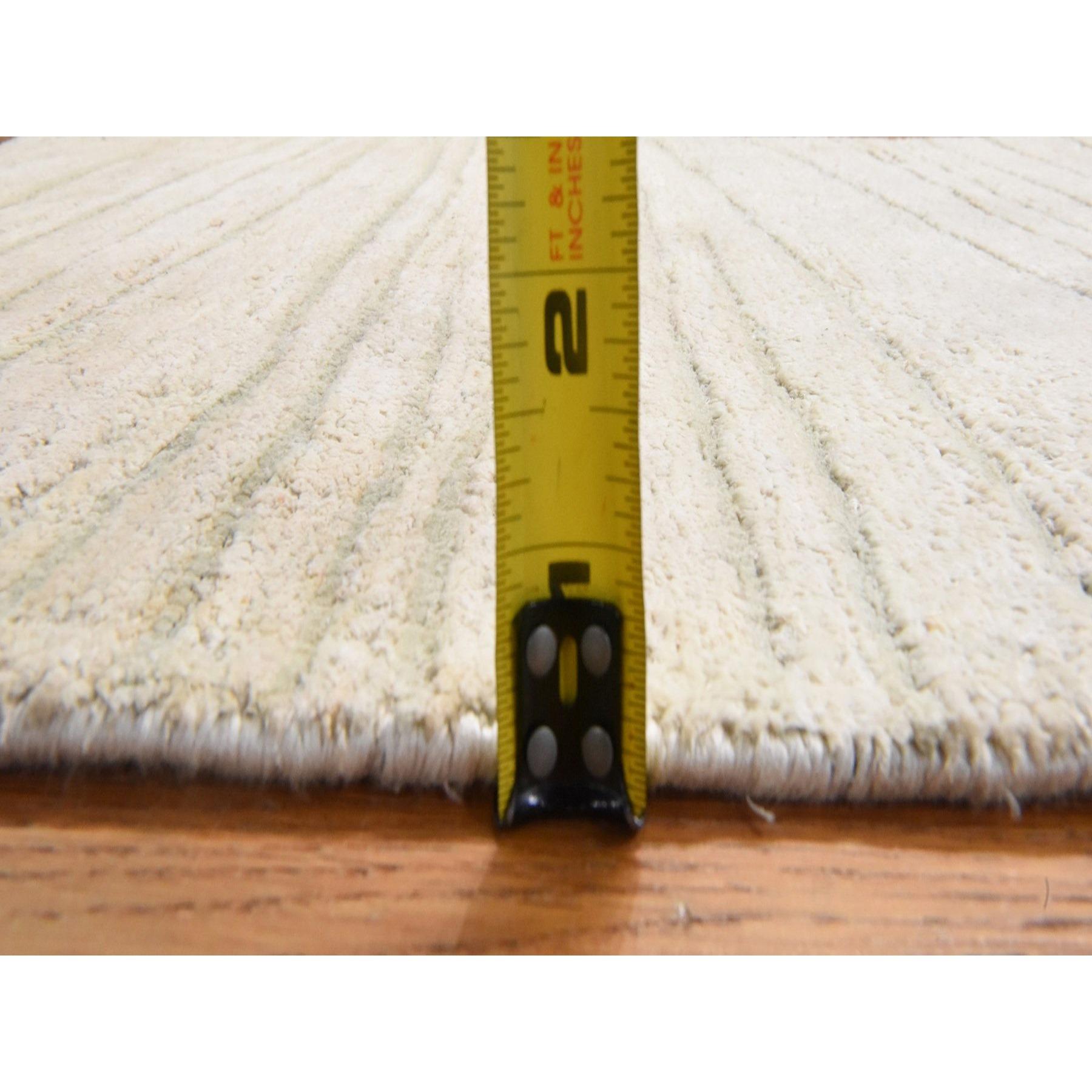 Annodato a mano Tappeto in lana e seta bianco immacolato campione Strike Off annodato a mano 2'x3' in vendita