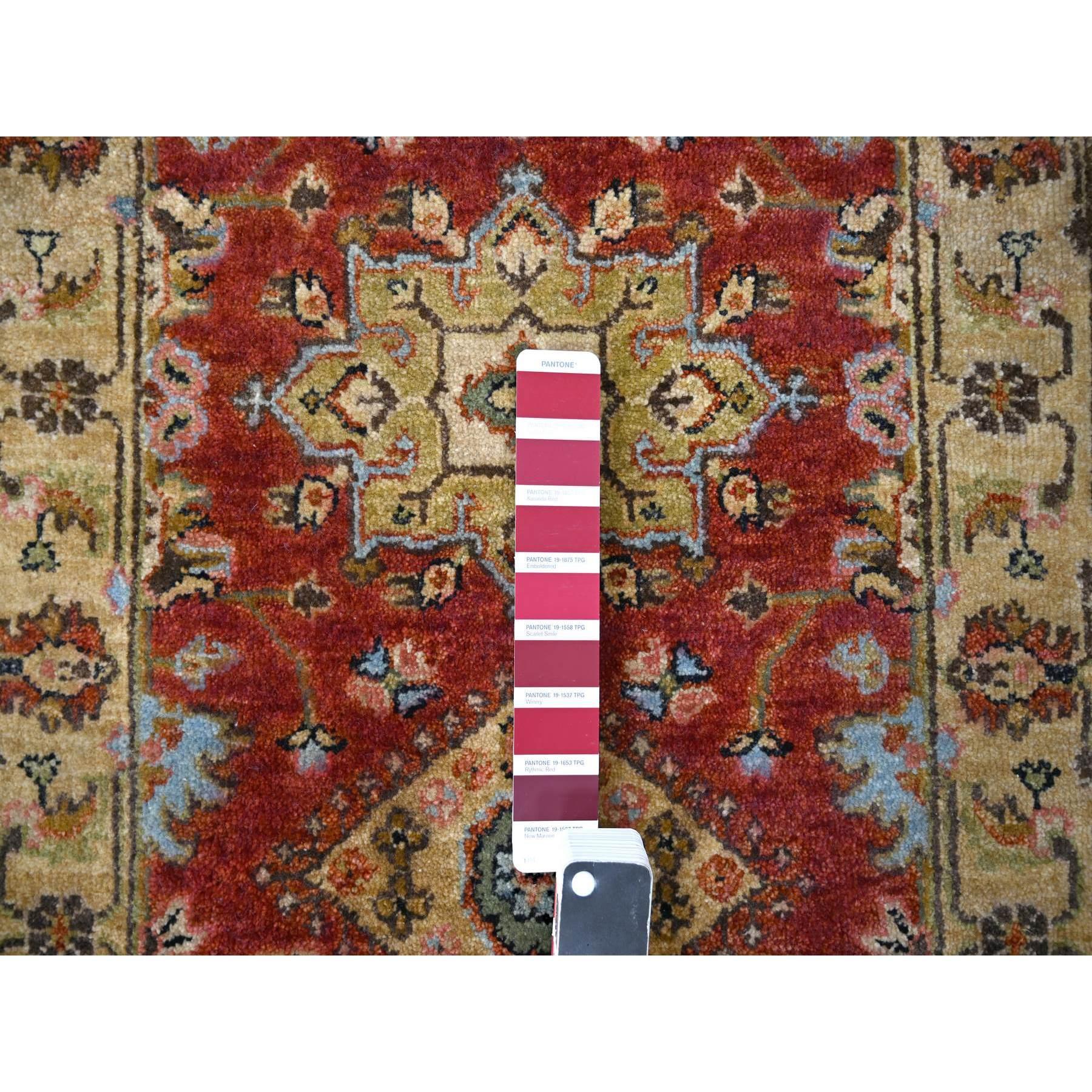 2'x3' Rot und Beige Karajeh Design Wolle Handgeknüpft Orientteppich (Mittelalterlich) im Angebot