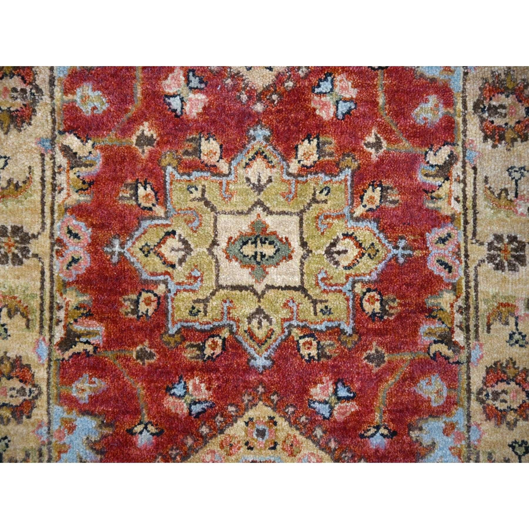 2'x3' Rot und Beige Karajeh Design Wolle Handgeknüpft Orientteppich (Indisch) im Angebot