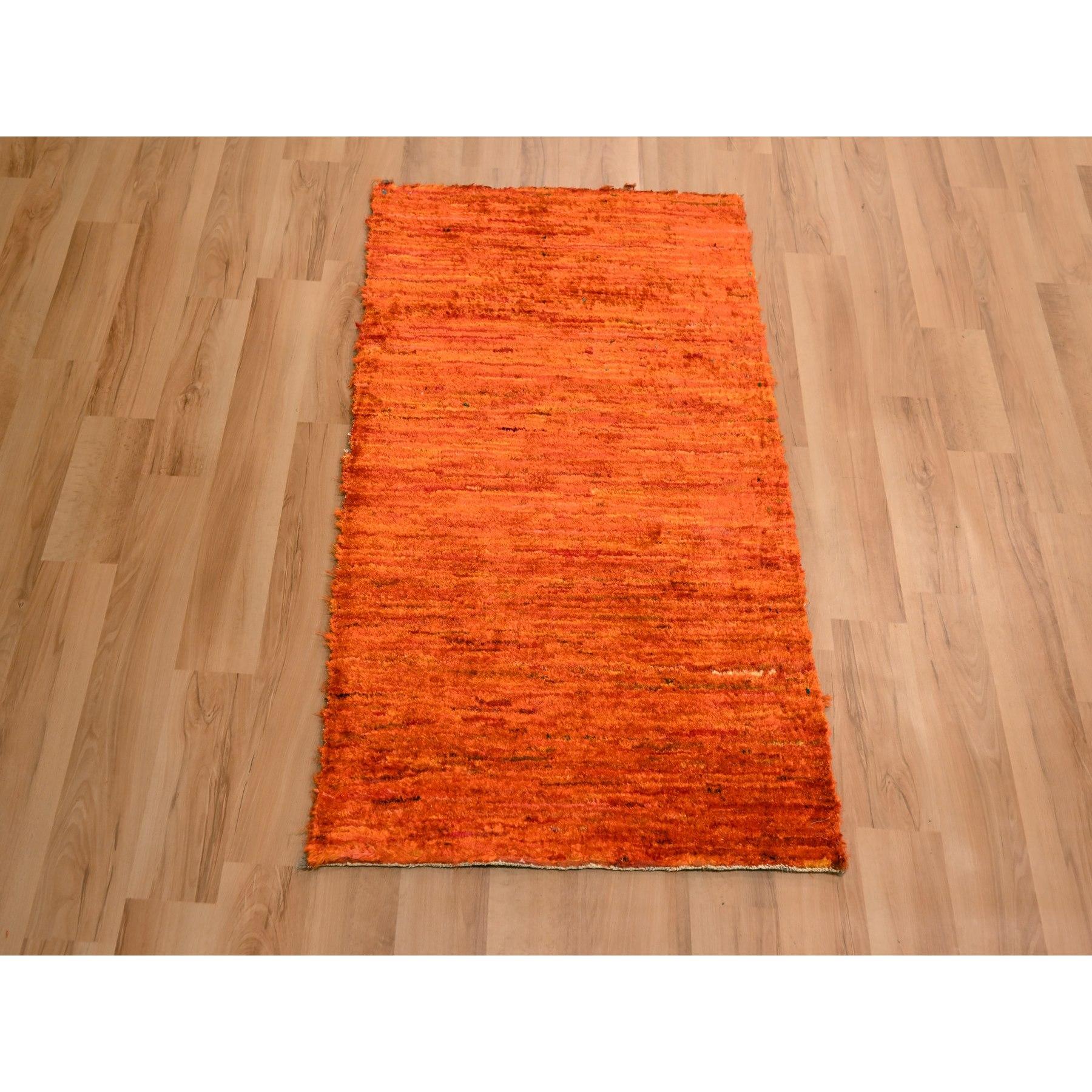 Tangelo Orange, Einfarbiges Design, Handgeknüpft, Muster, Abgeschlagen, Reine Sari Seide, Matte, Orientteppich
Primäre MATERIALIEN: Sari-Seide
Latex: Kein Flor 
Höhe: 0,25 Zoll
Stil: AM Contemporary
Grundfarbe: Orange
Sekundärfarben: Keine
Muster: