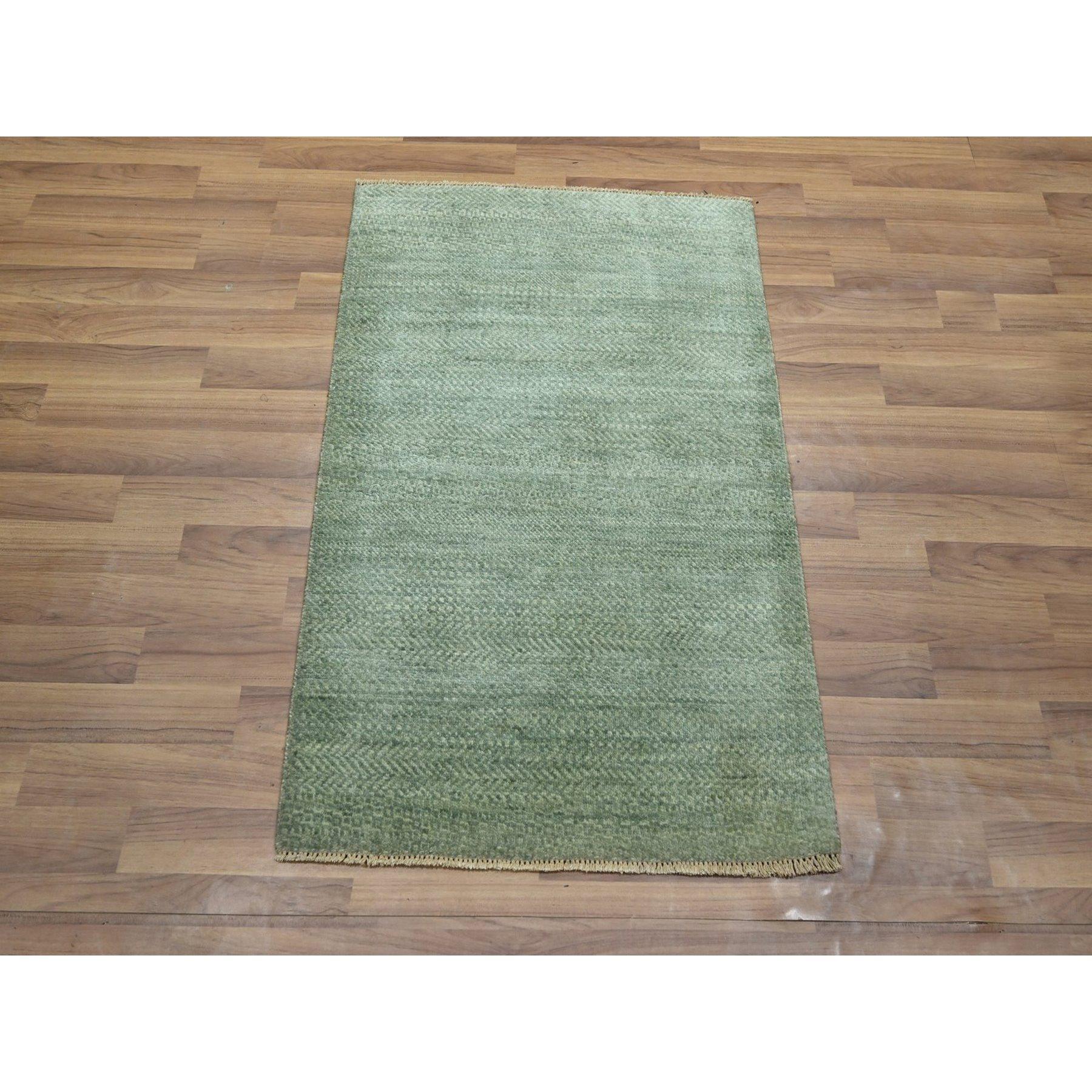 Viridian Grün, Natürliche Wolle, Modernes Gras Design, Ton in Ton, Handgeknüpft, Matt, Muster, Orientteppich
Primäre MATERIALIEN: Wolle
Latex: Kein Flor 
Höhe: 0,25 Zoll
Stil: AM Contemporary
Grundfarbe: Grün
Sekundärfarben: Keine
Muster: