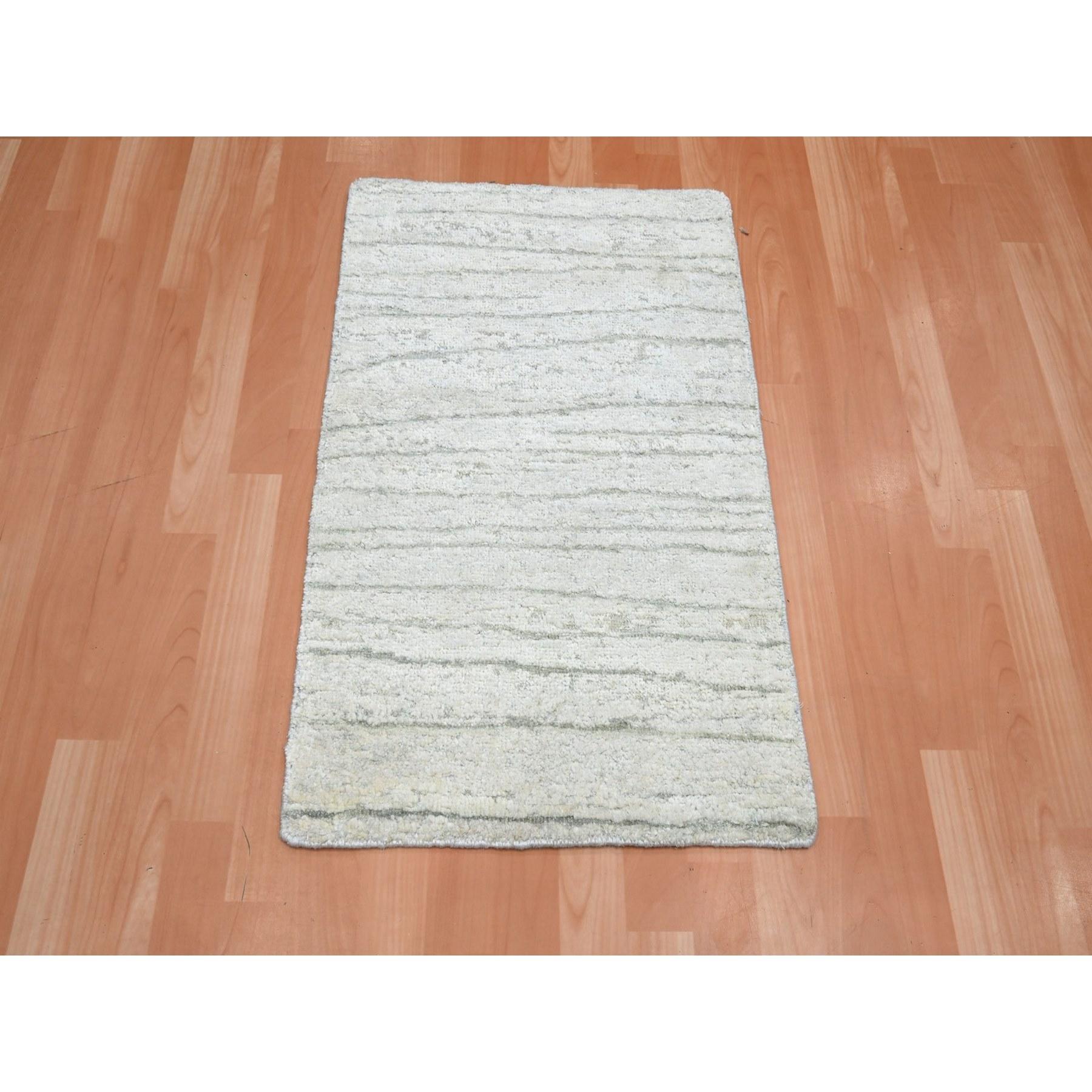 Chiffon Blanc, Moderne, Design/One, Pure Soie, Noué à la main, Luxuriant et Pelucheux, Echantillon, Tapis, Tapis Oriental
Matières premières : Soie
Latex : Pas de poils 
hauteur : 0,25 pouces
Style : Contemporain
Couleur primaire : Ivoire
Couleurs
