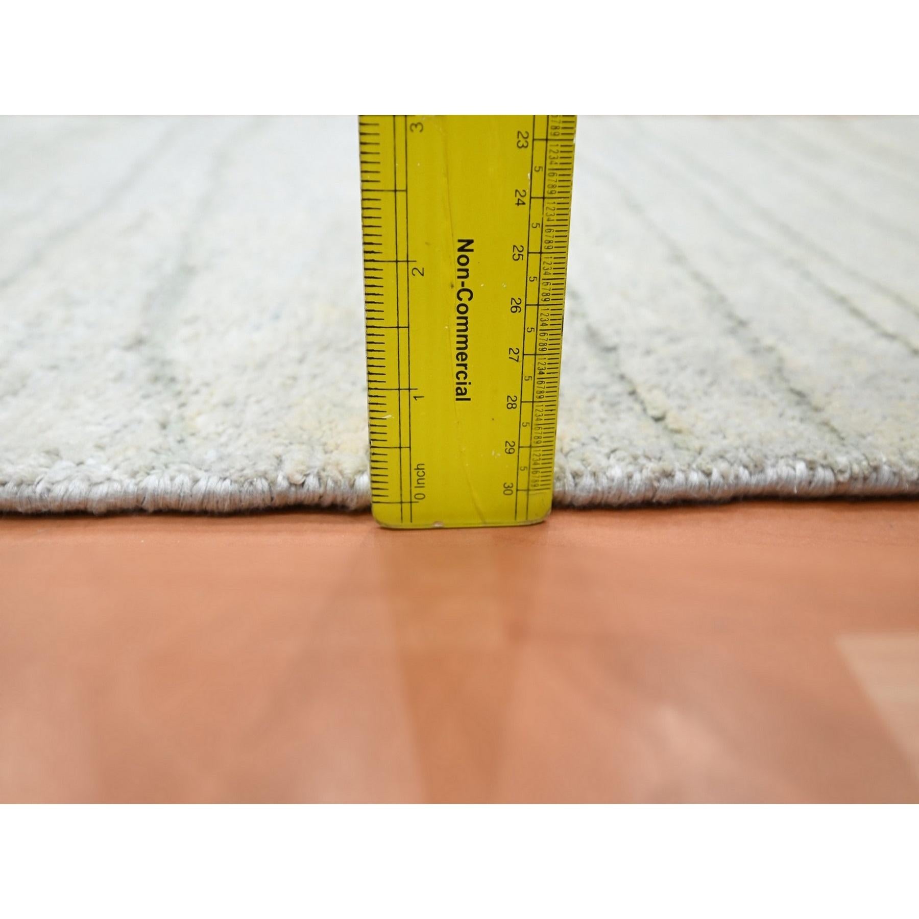 Moderne 2'x3' White Modern Wave Design Pure Silk Hand Knotted Sample Oriental Rug (Tapis d'Orient) en vente