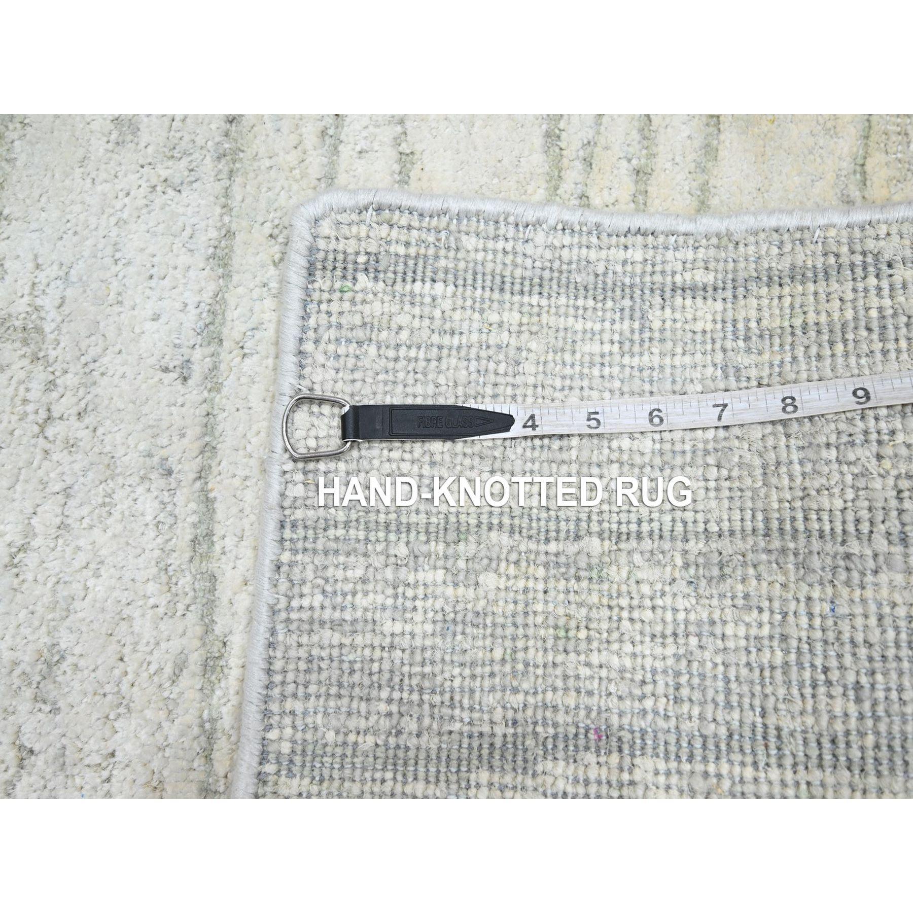 Indien 2'x3' White Modern Wave Design Pure Silk Hand Knotted Sample Oriental Rug (Tapis d'Orient) en vente