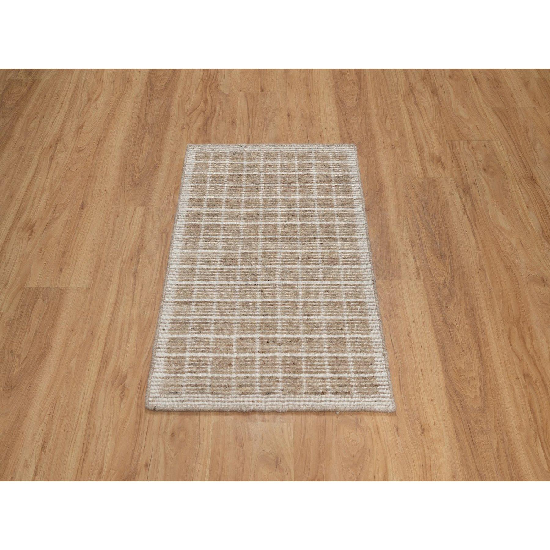 Frappe Braun, Modernes schlichtes Dekor Box Design, Weich zu berühren, Geknüpft, Reine Wolle, Matte, Muster, Orientteppich
Primäre MATERIALIEN: Wolle
Latex: Kein Flor 
Höhe: 0,25 Zoll
Stil: AM Contemporary
Grundfarbe: Braun
Sekundärfarben: