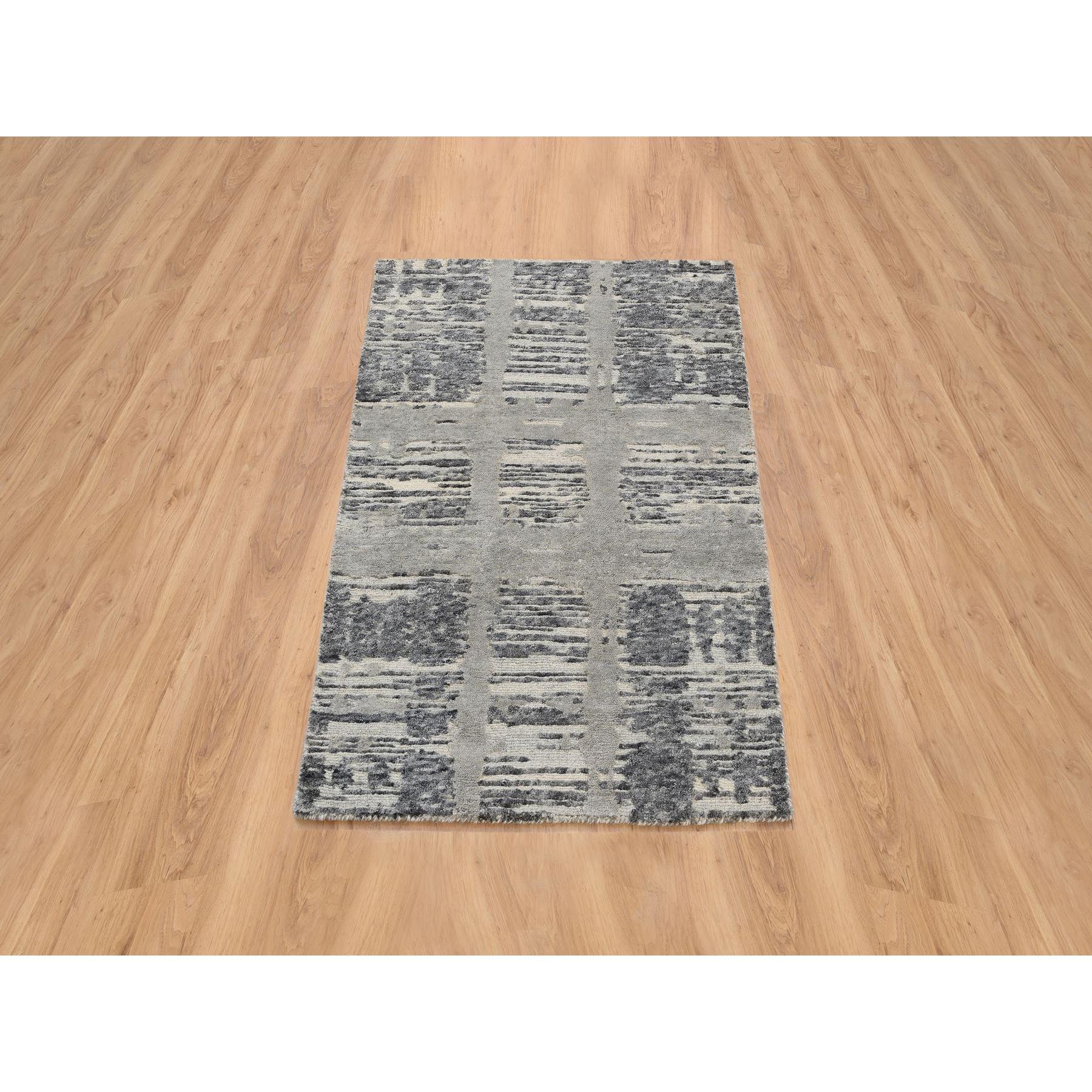 Dies ist eine wirklich echte one-of-a-kind Grau Hand geknüpft Modern Criss Cross Erased Design Hand Spun Undyed Natural Wool Mat Oriental Rug. Es wurde monatelang von erfahrenen Kunsthandwerkern in jahrhundertealten Webtechniken geknüpft.
Primäre