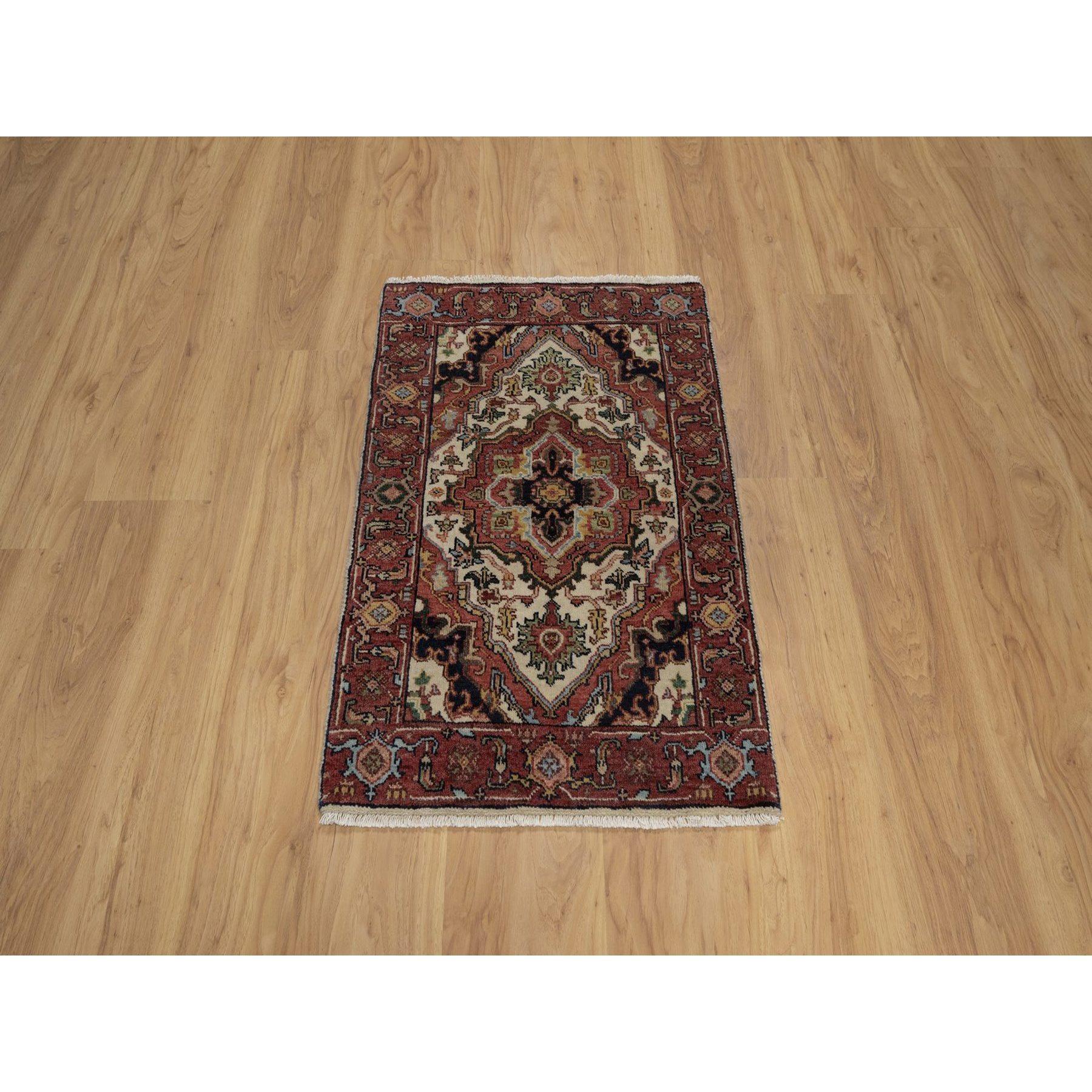 Swan White, laine de Nouvelle-Zélande filée à la main, poil doux, teintures végétales, noué à la main, re-création antique de Heriz, design en médaillon, échantillon, tapis, tapis d'Orient.
Matières premières : Laine
Latex : Pas de poils 
hauteur :