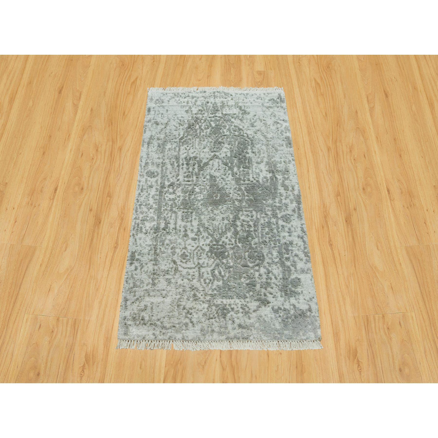 Moorland Gray, Handgeknüpft, Weich im Griff, Gebrochene Wolle und Seide, Persisches Design, Dichtere Webart, Orientteppich
Primäre MATERIALIEN: Wolle & Seide
Latex: Kein Flor 
Höhe: 0,25 Zoll
Stil: Transitional
Grundfarbe: Grau
Sekundärfarben: