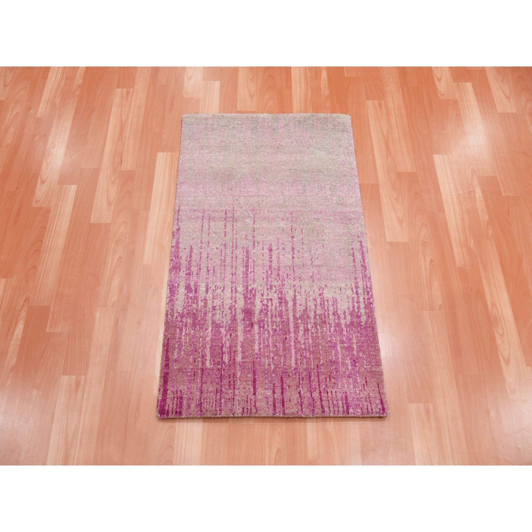 Tapis d'Orient en laine naturelle nouée à la main, rose, Vertical Ombre Design/One
Matières premières : Laine
Latex : Pas de poils 
hauteur : 0,25 pouces
Style : Contemporain
Couleur primaire : rose
Couleurs secondaires : Beige, Ivoire, Rose