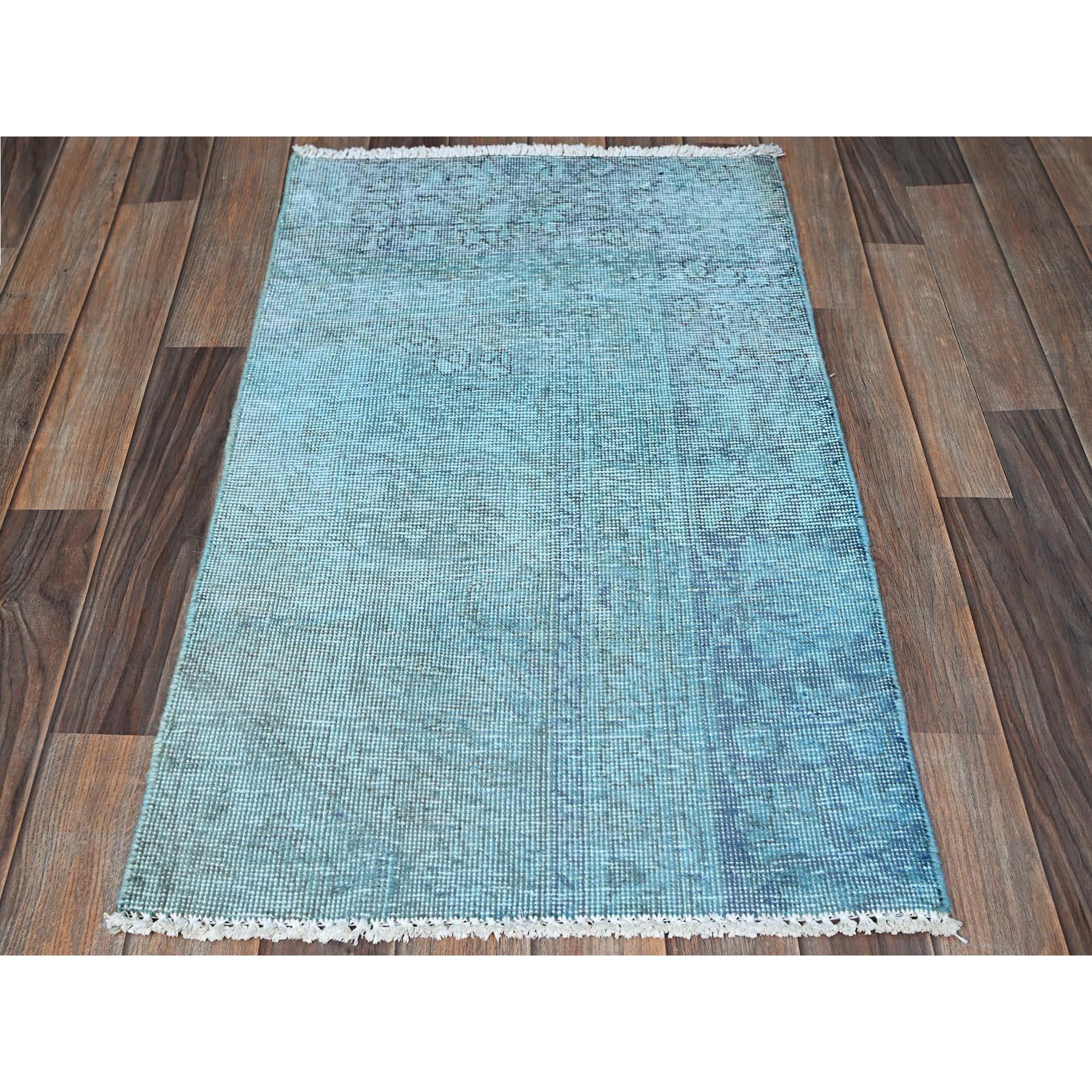 Bleu ciel, surteint Tabriz persan d'époque, usé et vieilli, côtés et extrémités sécurisés par des professionnels, rasé, noué à la main, pure laine, fragment, tapis, tapis d'Orient
Matières premières : Laine
Latex : Pas de poils 
hauteur : 0,25