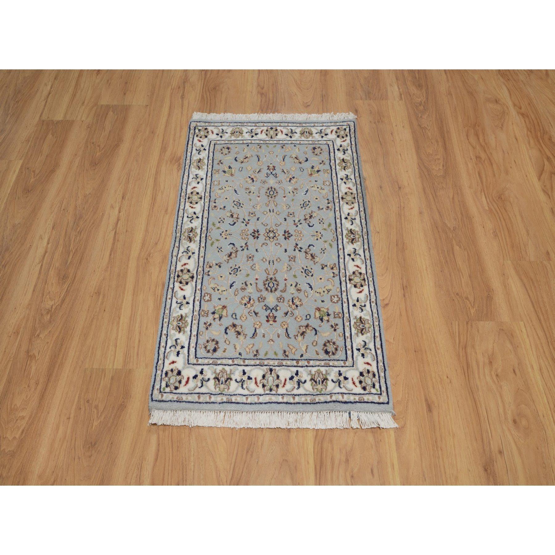 Taubenblau, Nain mit All-Over-Design, handgeknüpft, 250 KPSI, weicher Flor, Wolle und Seide, Matte, Muster, Orientteppich<br /><br />Primäre Materialien: Wolle & SeideLatex: NeinFlorhöhe: 0.25 InchesStil: TraditionellHauptfarbe: BlauSekundärfarben: