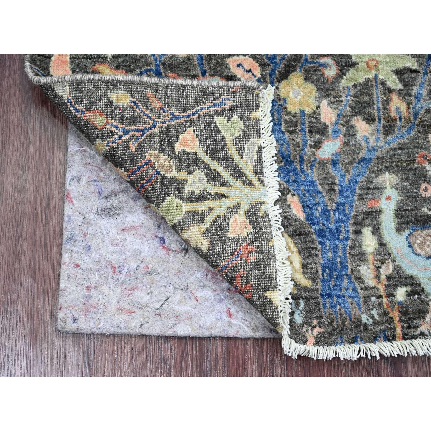 Anker grau, Afghan Peshawar, Lebensbaum, Paradiesvogel-Design, Muster, handgeknüpft, natürliche Farbstoffe, weiche Wolle, Matte, Orientteppich
Primäre MATERIALIEN: Wolle
Latex: Kein Flor 
Höhe: 0,25 Zoll
Stil: Transitional
Grundfarbe: Grau
Sekundäre