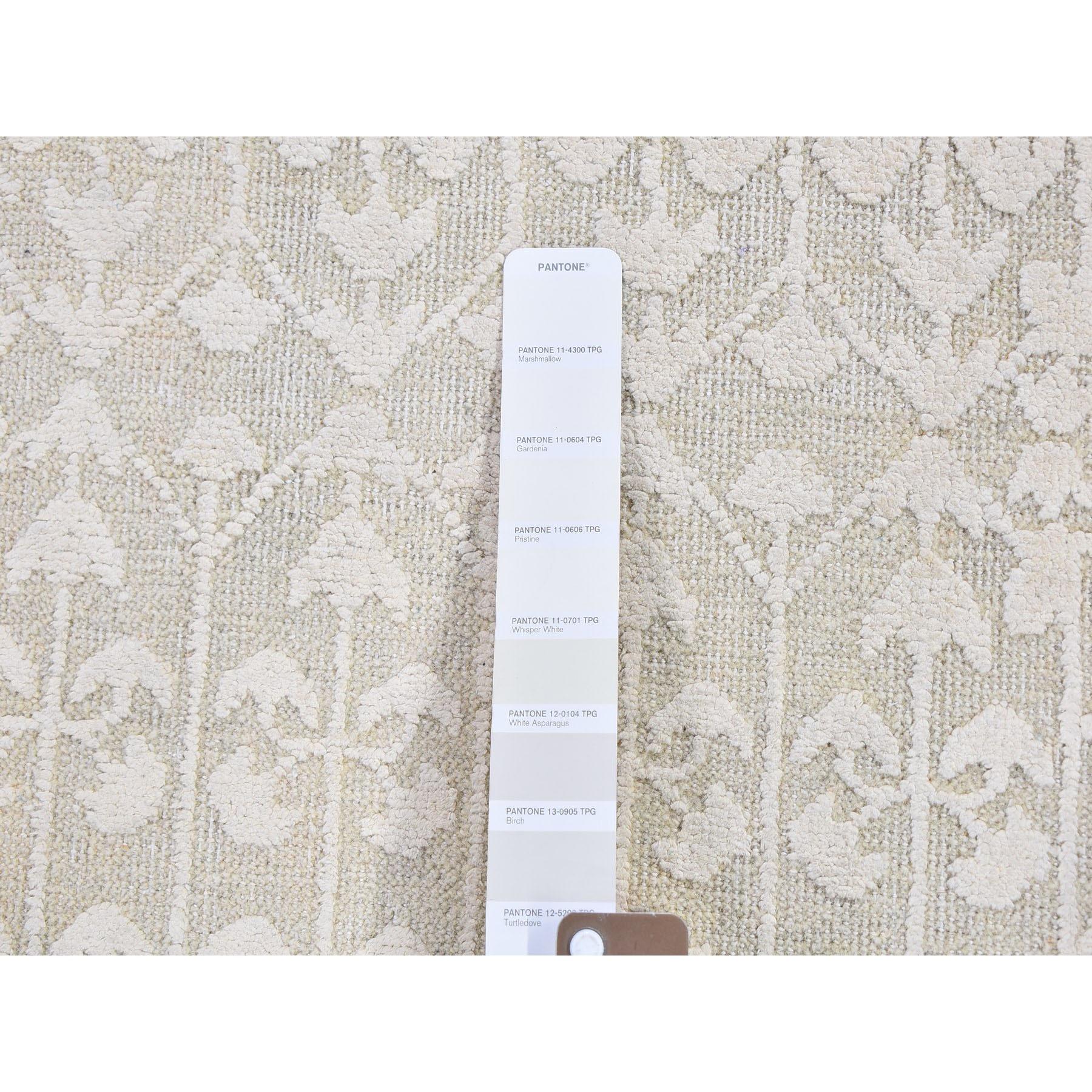 Il s'agit d'un véritable tapis d'Orient noué à la main en soie pure ivoire et laine texturée ton sur ton. Il a été tissé pendant des mois et des mois selon les techniques séculaires de l'artisanat persan par des artisans experts.
Matériaux primaires