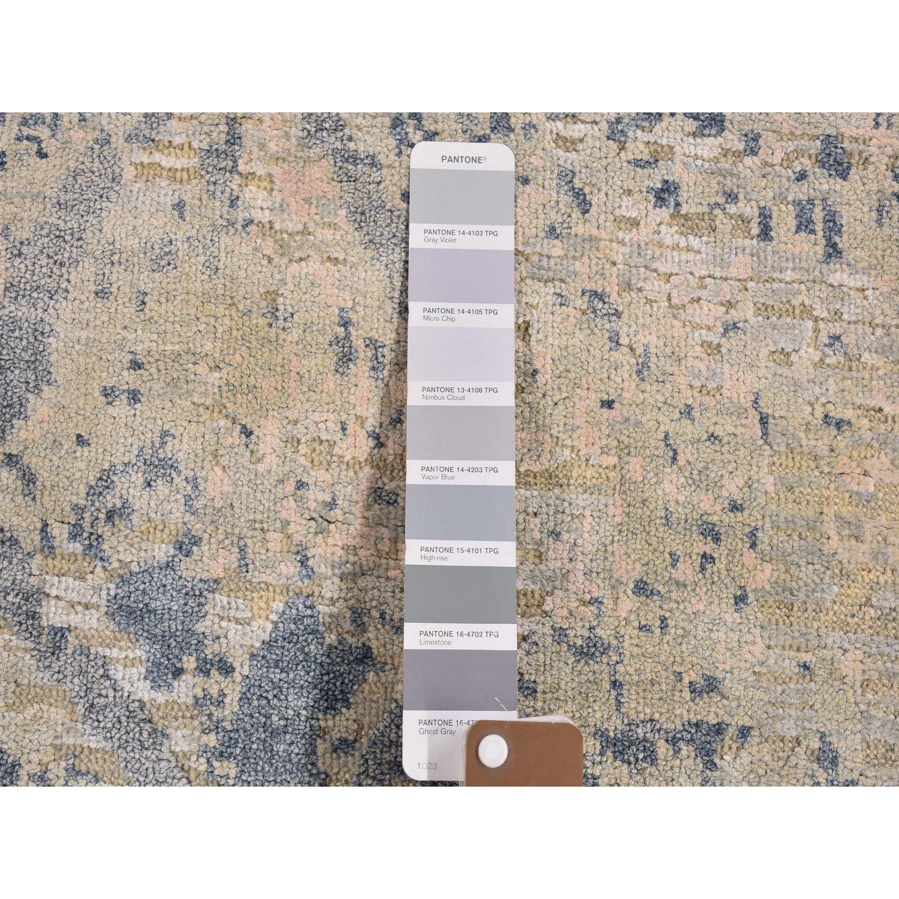 Si tratta di un autentico esemplare unico di Tappeto orientale Ivory Large Elements with Pastels Modern Silk with Textured Wool Hand Knotted. È stato tessuto per mesi e mesi secondo le secolari tecniche di tessitura persiane da esperti