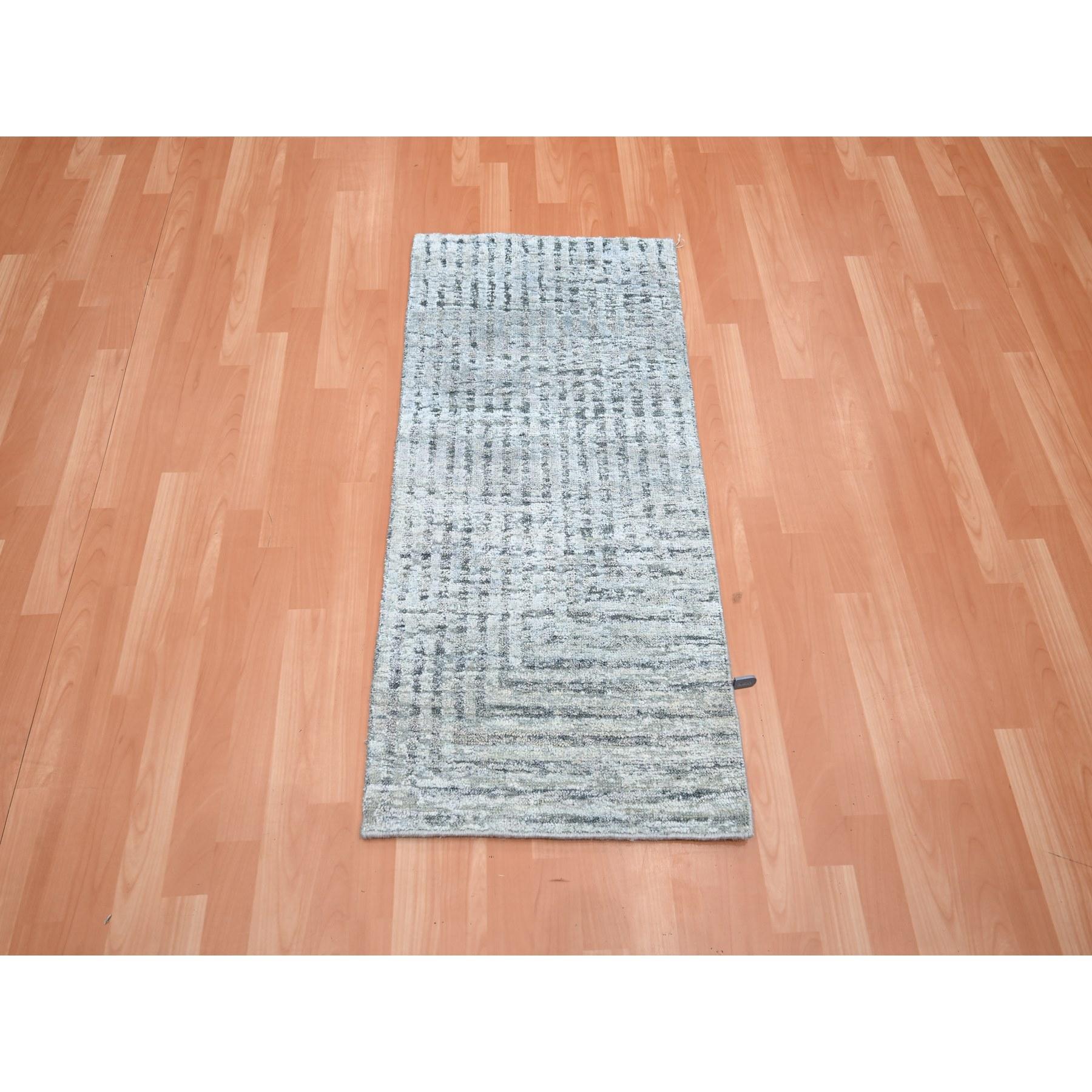 Misty Gray, Modern, Mid Century Inspired Grid and Line Design, Wool & Pure Silk, Hand Knotted, Mat, Oriental Rug (tapis oriental)
Matières premières : Laine et soie pure
Latex : Pas de poils 
hauteur : 0,25 pouces
Style : Contemporain
Couleur