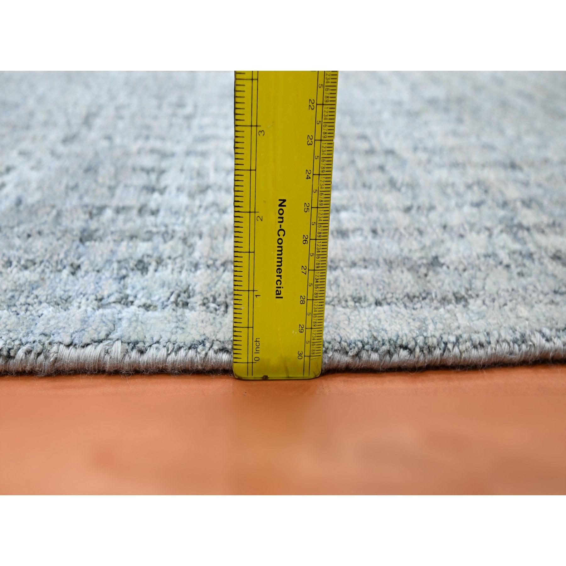 Indien 2'x4' Gris Moderne Inspiré du milieu du siècle Laine et soie pure Tapis noué à la main en vente