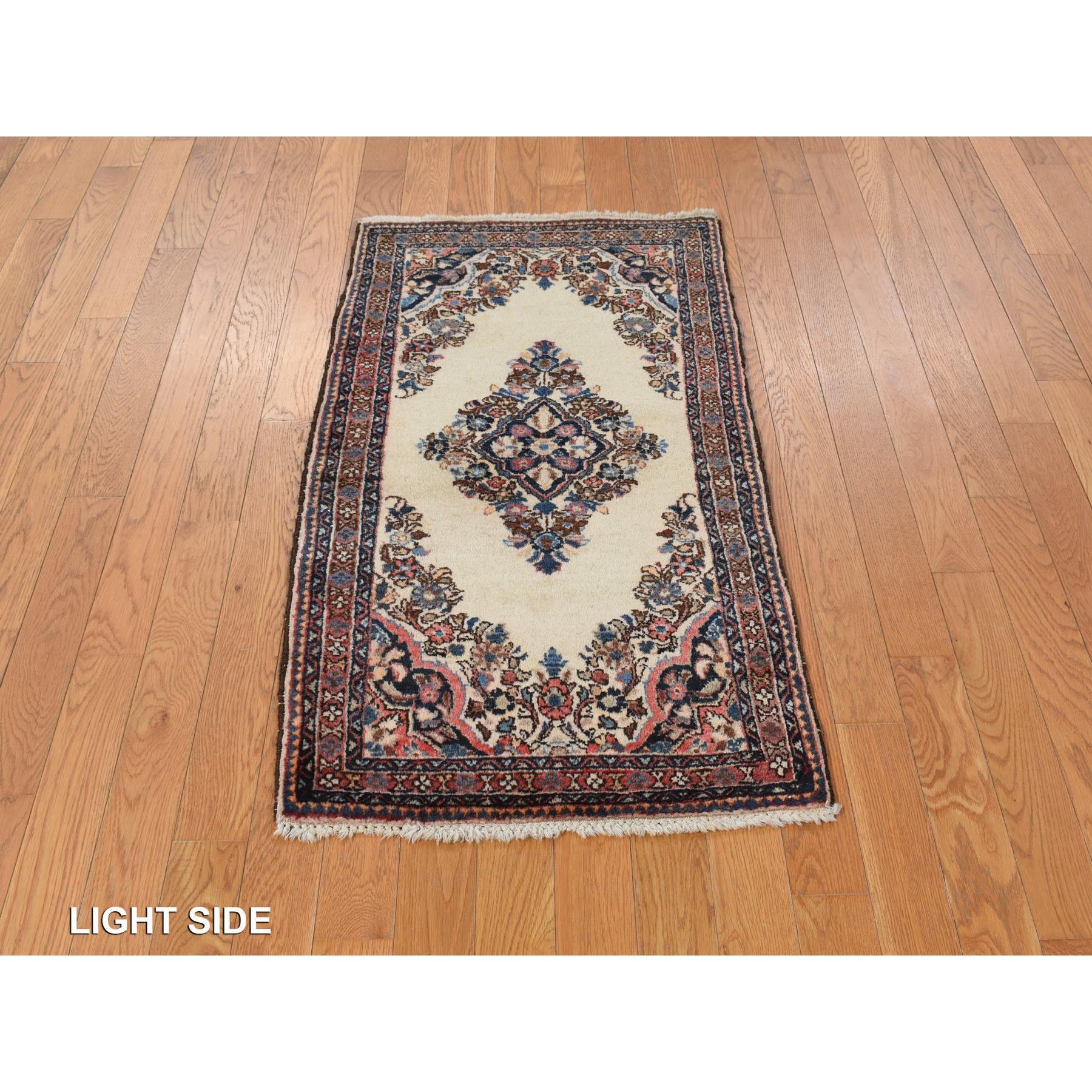 Ce fabuleux tapis noué à la main a été créé et conçu pour une résistance et une durabilité accrues. Ce tapis a été fabriqué à la main pendant des semaines selon la méthode traditionnelle qui est utilisée pour faire des
Taille exacte du tapis en