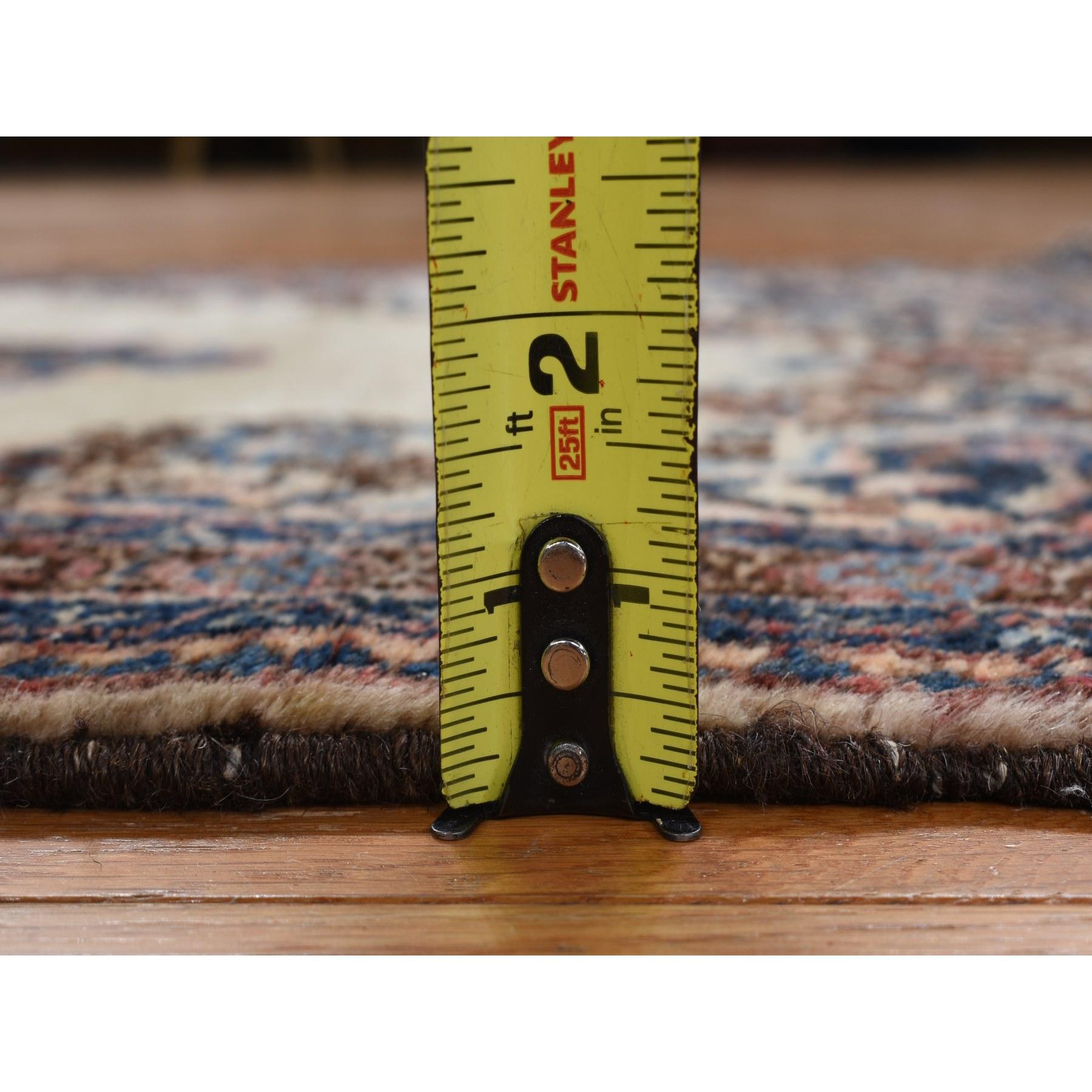Noué à la main Tapis Sarouk ancien de 2'x4' ivoire en pure laine nouée à la main avec médaillon ouvert en vente