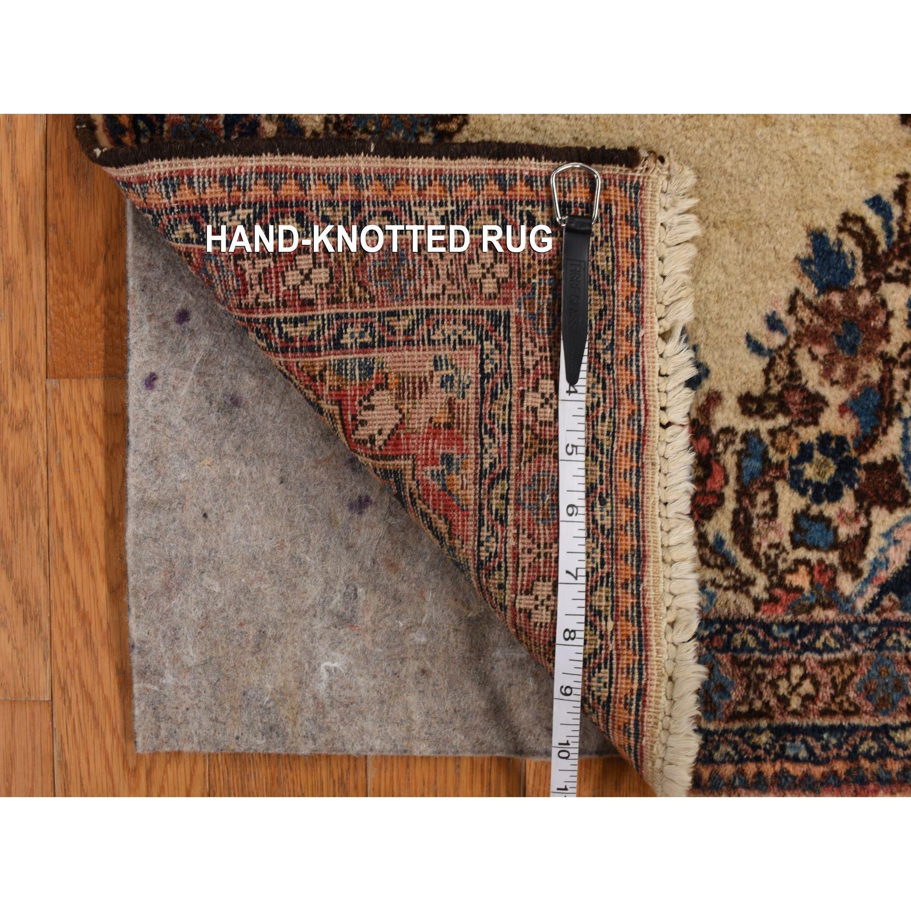 Tapis Sarouk ancien de 2'x4' ivoire en pure laine nouée à la main avec médaillon ouvert Excellent état - En vente à Carlstadt, NJ