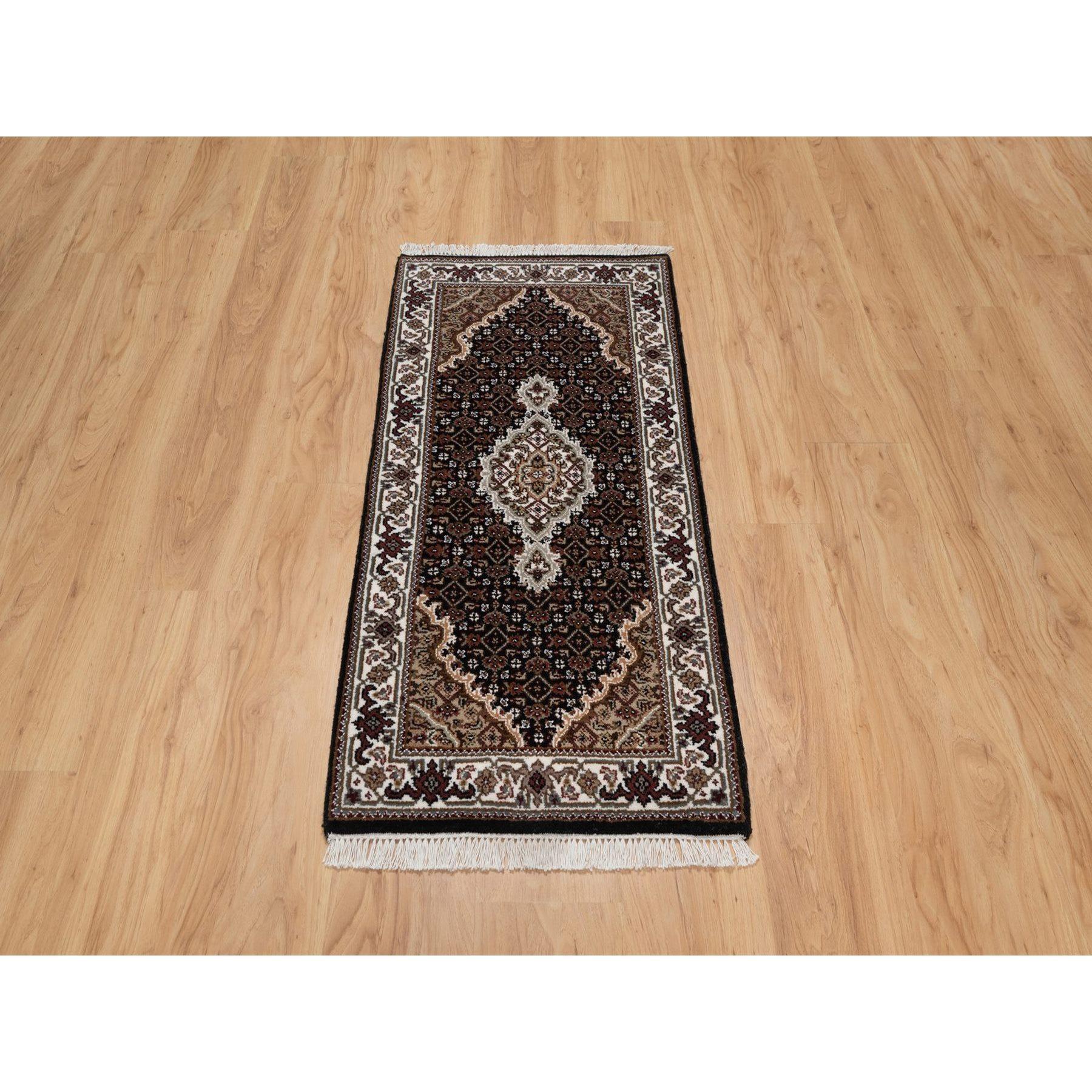 Phantom Black, Tabriz Mahi avec motif de médaillon de poisson, 100% laine, 175 KPSI, noué à la main, tapis, échantillon, tapis d'Orient
Matières premières : Laine
Latex : Pas de poils 
hauteur : 0,25 pouces
Style : Traditionnel
Couleur primaire :
