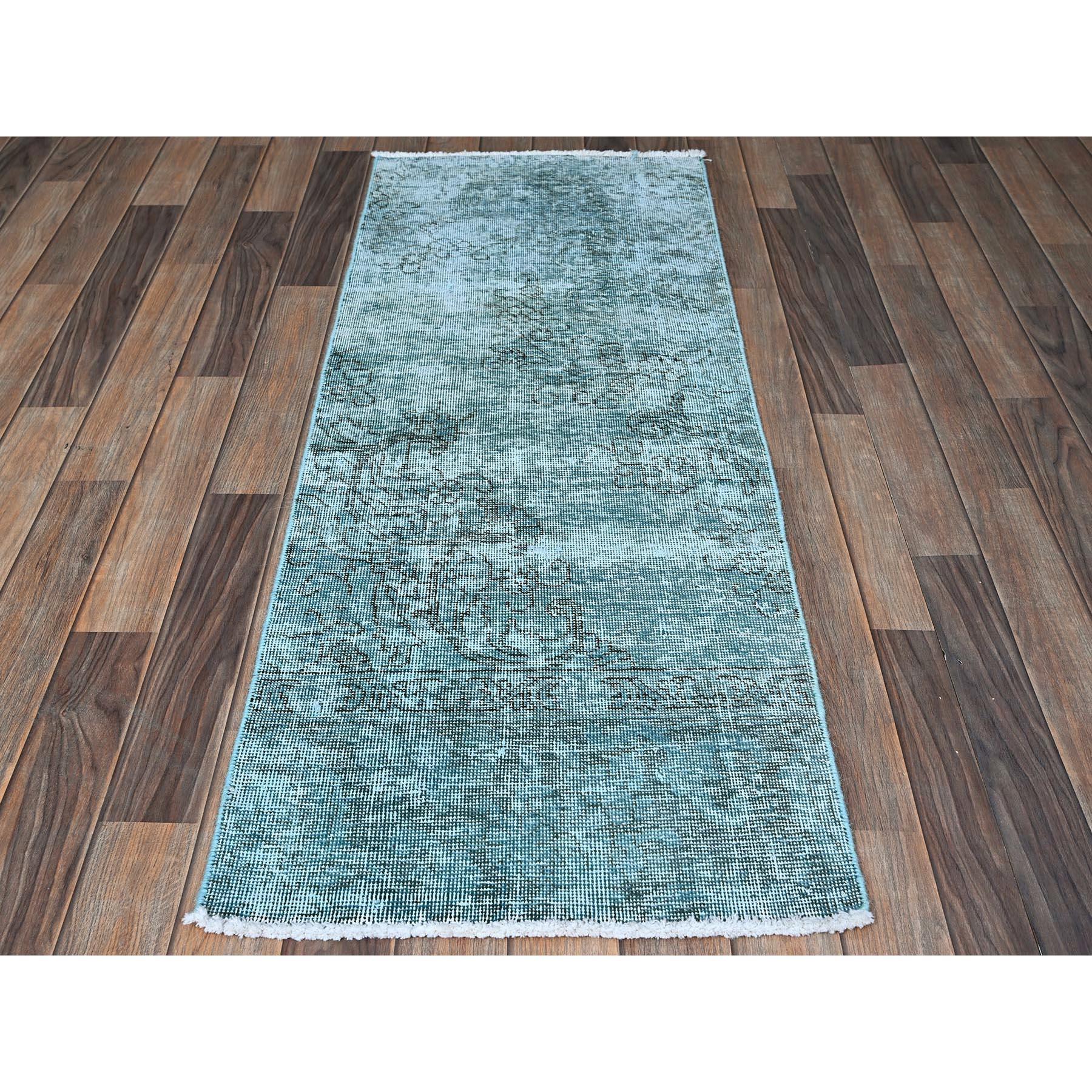 Verde acqua, Tabriz persiano d'epoca sovratinto, consumato e rovinato, ritagliato sottile, lati e estremità fissati professionalmente, annodato a mano, 100% lana, frammento, runner corto e stretto, tappeto orientale
Materiali primari: Lana
Lattice: