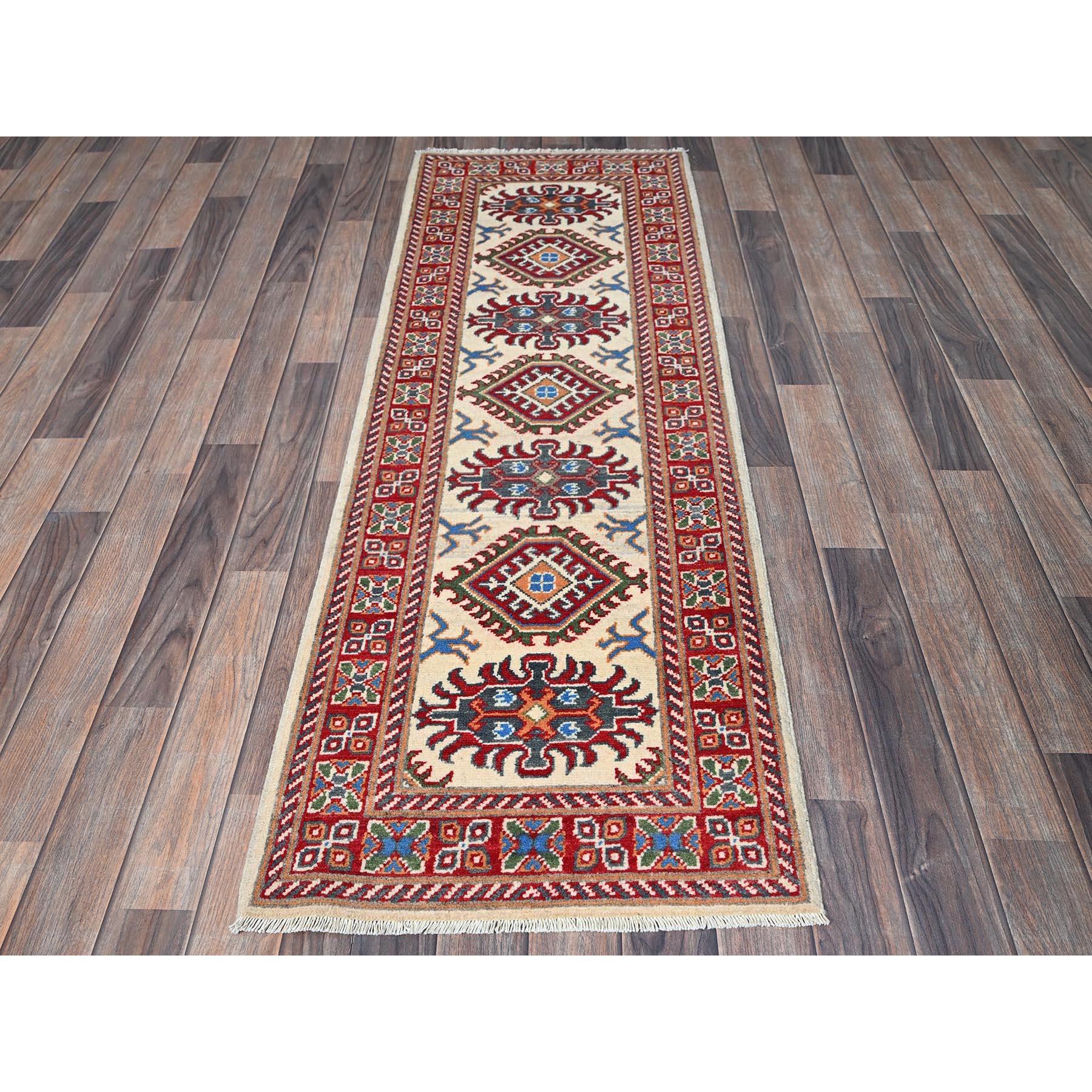 Chiffon blanc, Kazak avec motif de médaillons tribaux, noué à la main, laine douce et veloutée, tissage plus dense, teintures végétales, chemin de fer étroit, tapis d'Orient
Matières premières : Laine
Latex : Pas de poils 
hauteur : 0,25