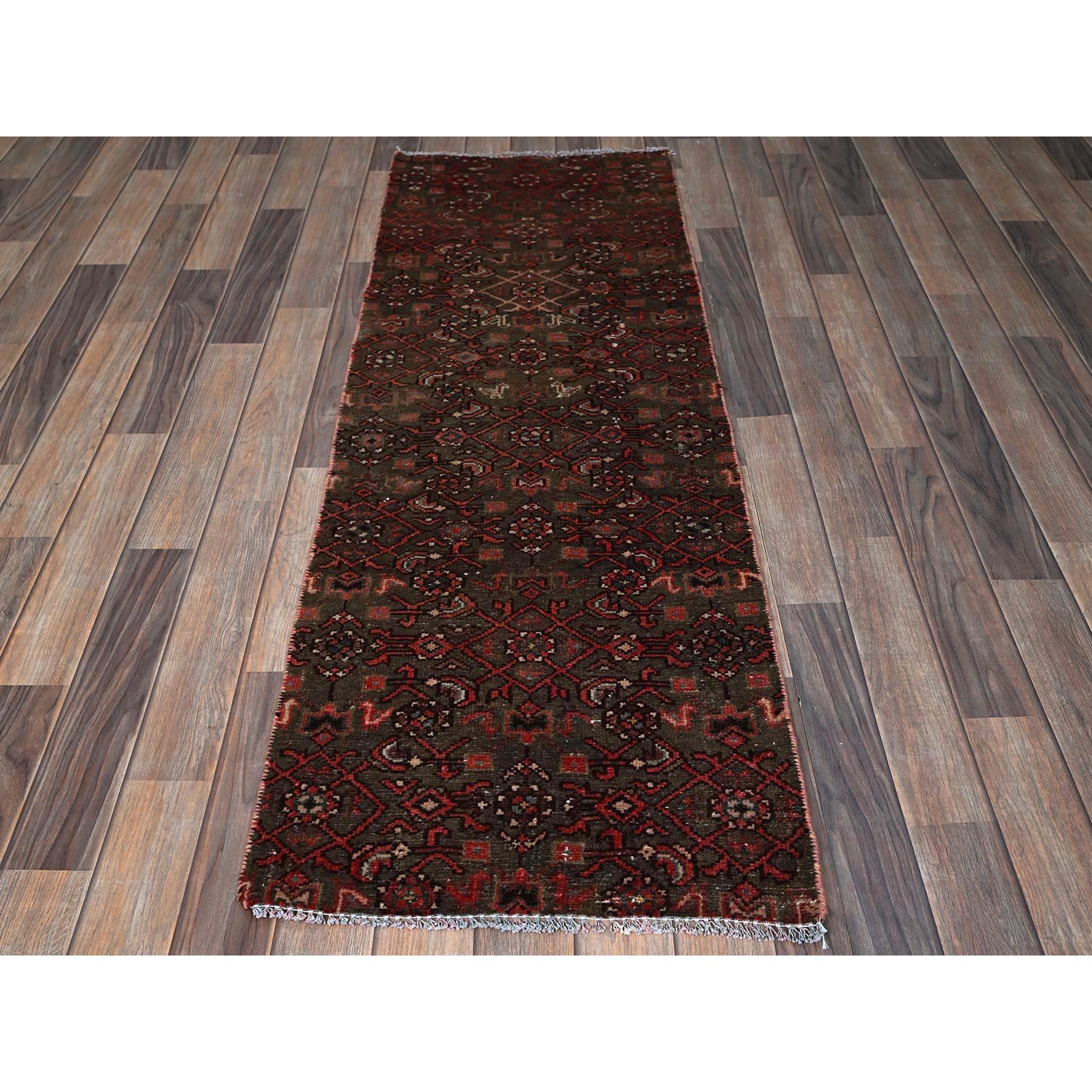 Johannisbrotbraun, Vintage Persisch Hamadan mit All-Over-Fisch-Motiv, beschädigt und abgenutzt, beschnitten dünn, Null-Flor, Seiten und Enden professionell gesichert, handgeknüpft, 100% Wolle, Fragment, Schmaler Läufer, Orientteppich
Primäre