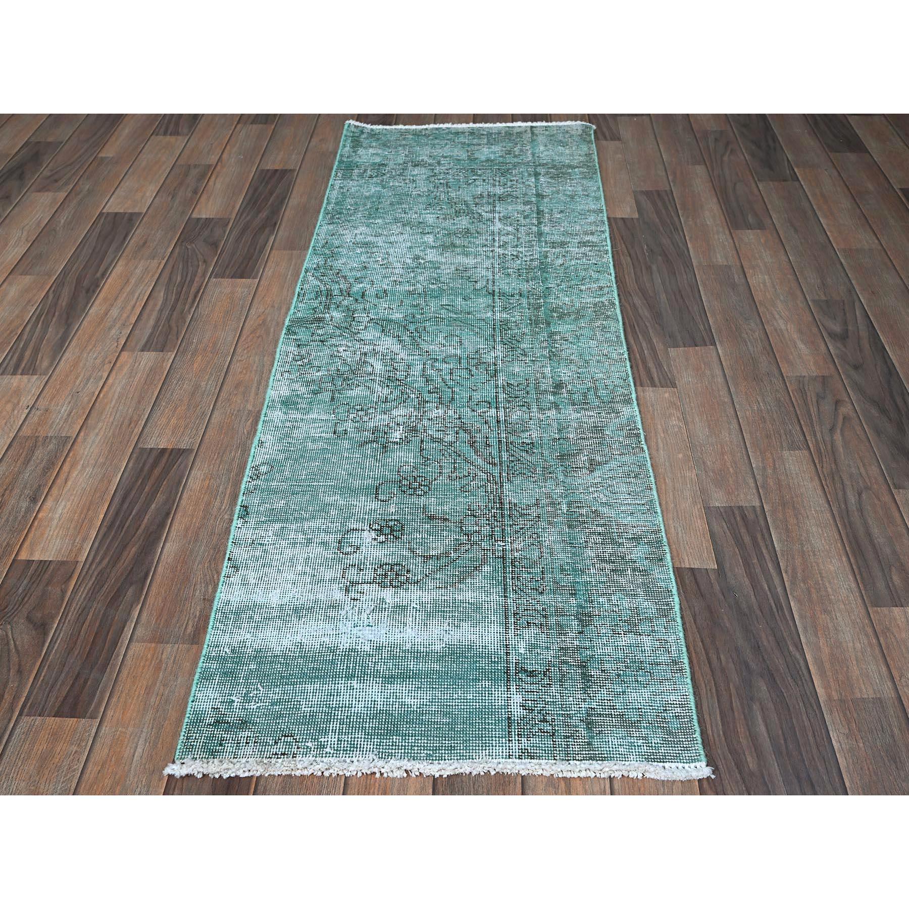 Beryl Rugs, Tabriz persiano d'epoca tinto, basso, consumato e rovinato, lati e estremità fissati professionalmente, annodato a mano, 100% lana, frammento, runner corto e stretto, tappeto orientale
Materiali primari: Lana
Lattice: No Pile 
altezza: