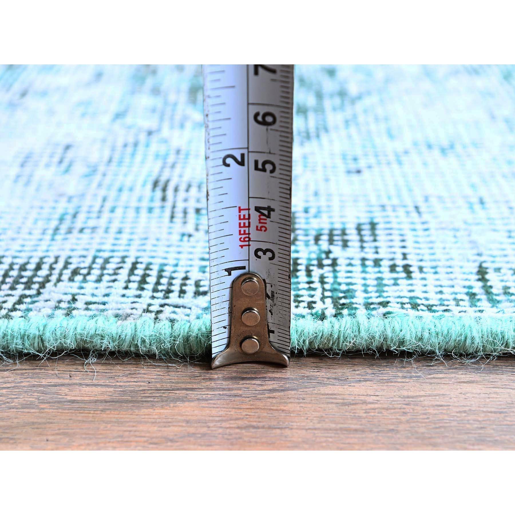 Metà XX secolo Tappeto Runner Verde Vintage Persiano Tabriz Annodato a Mano interamente in Lana 2'x5'8