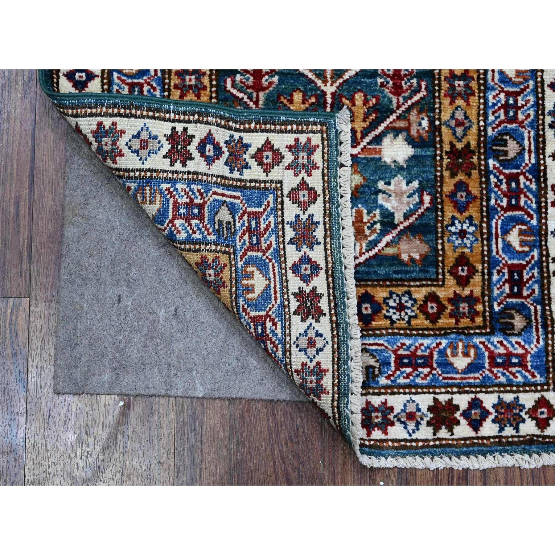 Il s'agit d'un véritable tapis d'Orient Super Kazak, noué à la main, en pure laine. Il a été noué pendant des mois et des mois selon des techniques de tissage séculaires par des artisans experts.
Matières premières : Laine
Latex : Pas de poils