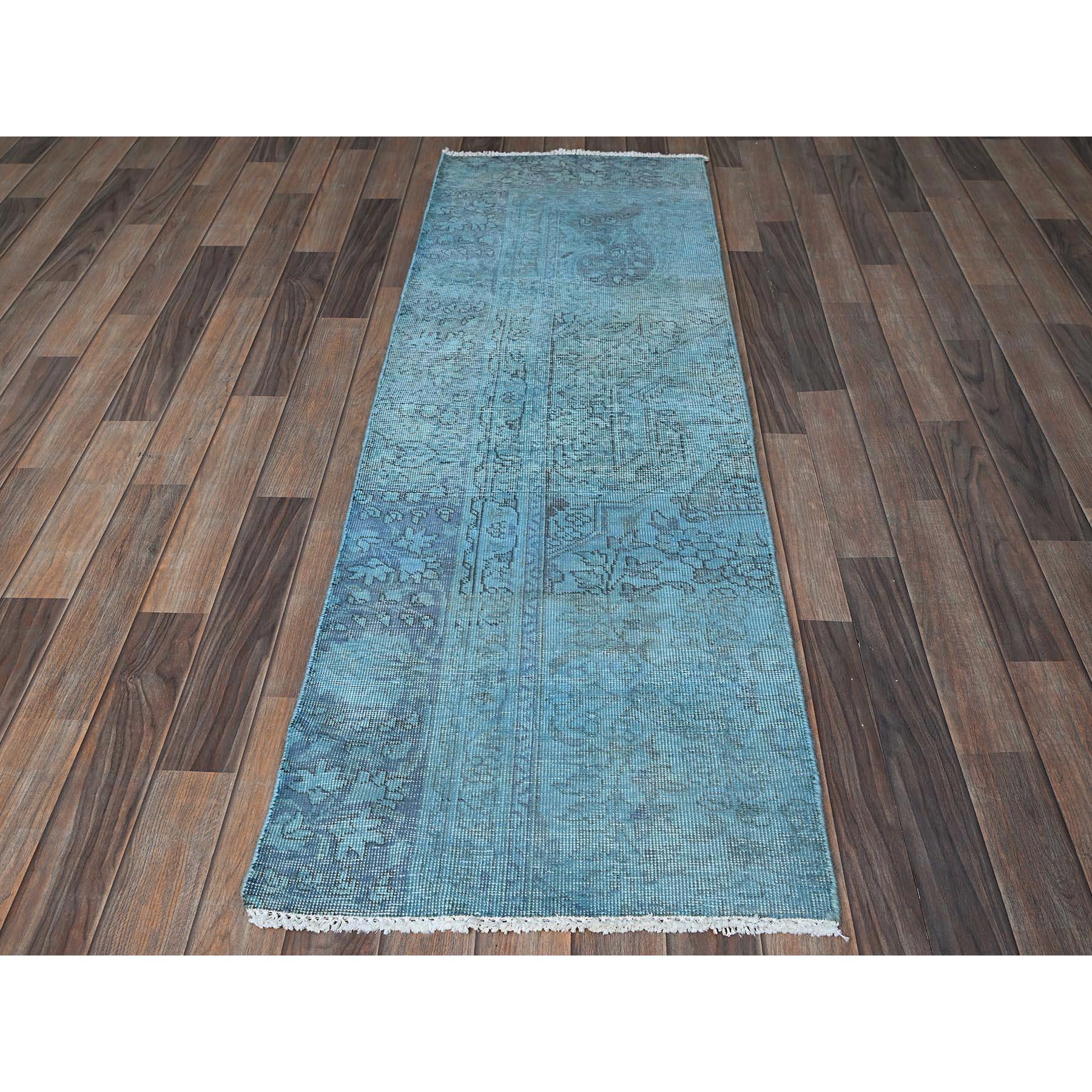 Blu cristallo, Tabriz persiano d'epoca sovratinto, 100% lana, Annodato a mano, Usurato e rovinato, Lati ed estremità fissati professionalmente, Rasato basso, Frammento, Runner corto e stretto, Tappeto orientale
Materiali primari: Lana
Lattice: No
