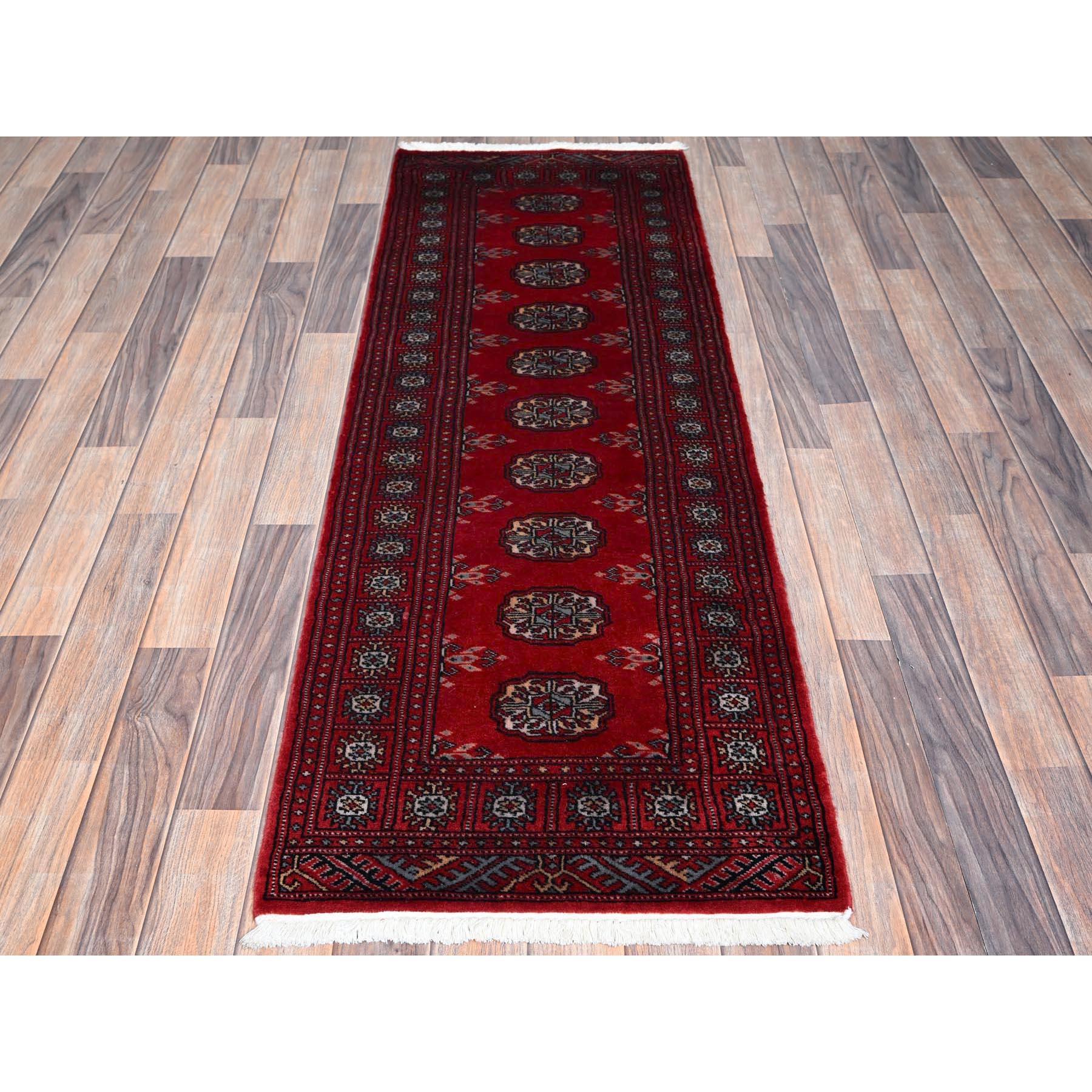 Rouge Chili, Princesse Bokara avec médaillons tribaux, teintures végétales, laine douce et veloutée, noué à la main, chemin de fer étroit, tapis oriental
Matières premières : Laine
Latex : Pas de poils 
hauteur : 0,25 pouces
Style :