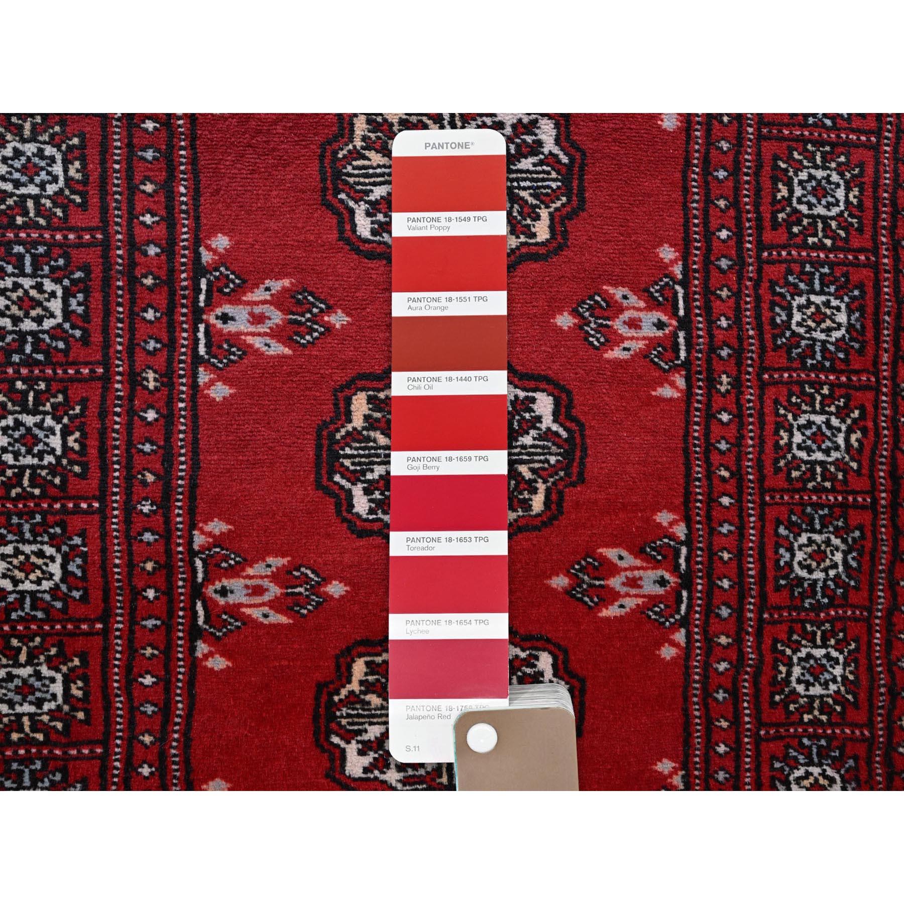 Afghan 2'x6' Rouge Chili Princesse Bokara Médaillons tribaux Tapis de course noué à la main en vente