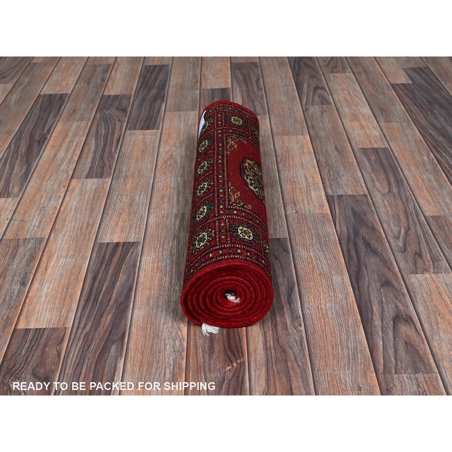 Noué à la main 2'x6' Rouge Chili Princesse Bokara Médaillons tribaux Tapis de course noué à la main en vente