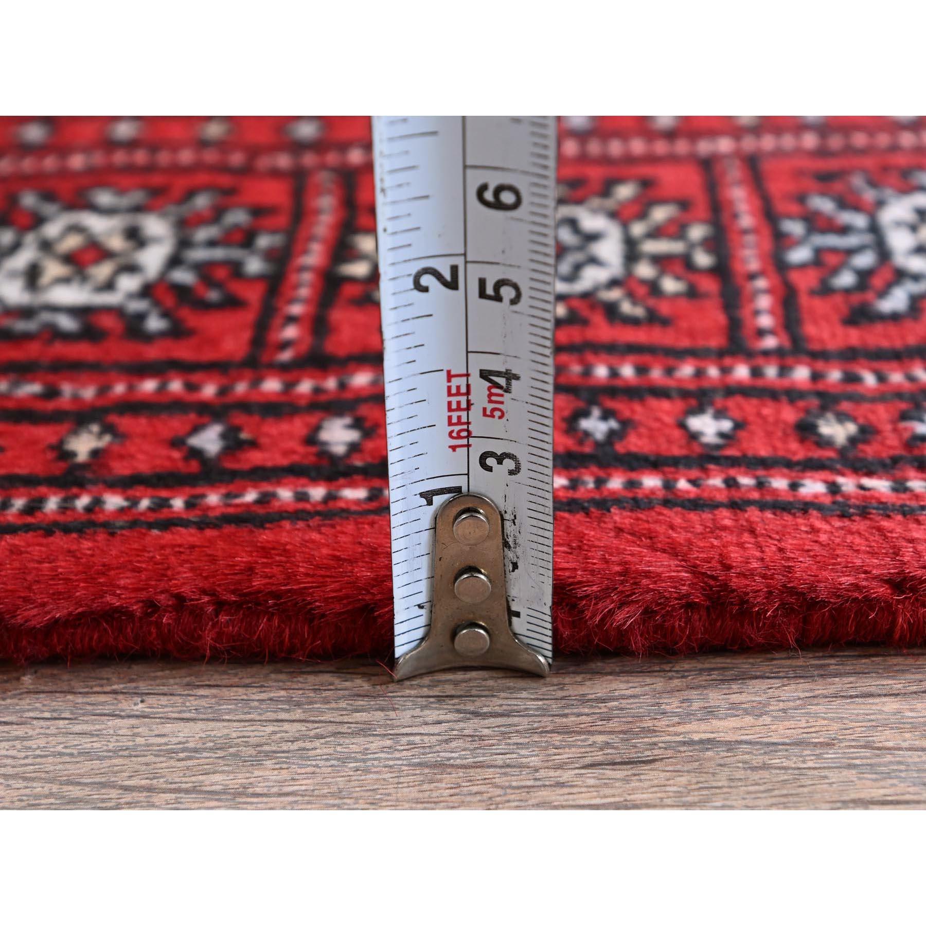 2'x6' Rouge Chili Princesse Bokara Médaillons tribaux Tapis de course noué à la main Neuf - En vente à Carlstadt, NJ