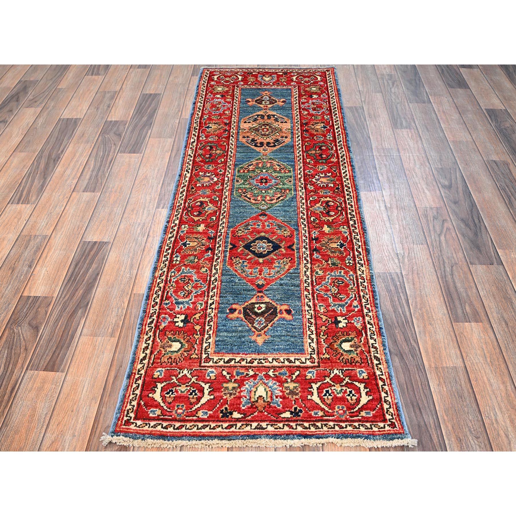 Azul Imperial, Diseño Serapi Heriz Bakshaish, Lana de Alta Montaña, Colección Aryana, Tintes Vegetales, Pelo Suave, Anudada a Mano, Tejido Denso, Alfombra Estrecha, Alfombra Oriental
Materiales primarios: Lana
Látex: Sin pelo 
altura: 0,25