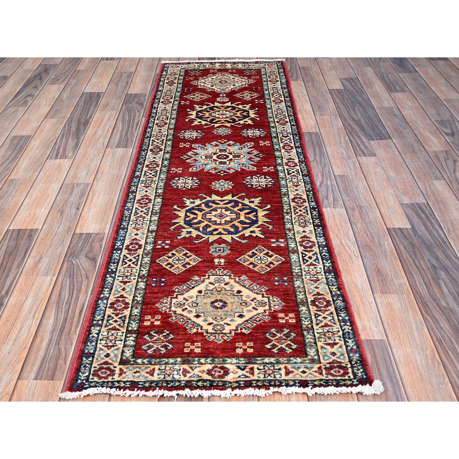 Il s'agit d'un véritable tapis Super Kazak, noué à la main, en pure laine, et oriental. Il a été noué pendant des mois et des mois selon des techniques de tissage séculaires par des artisans experts.
Matières premières : Laine 
Latex : Pas de poils