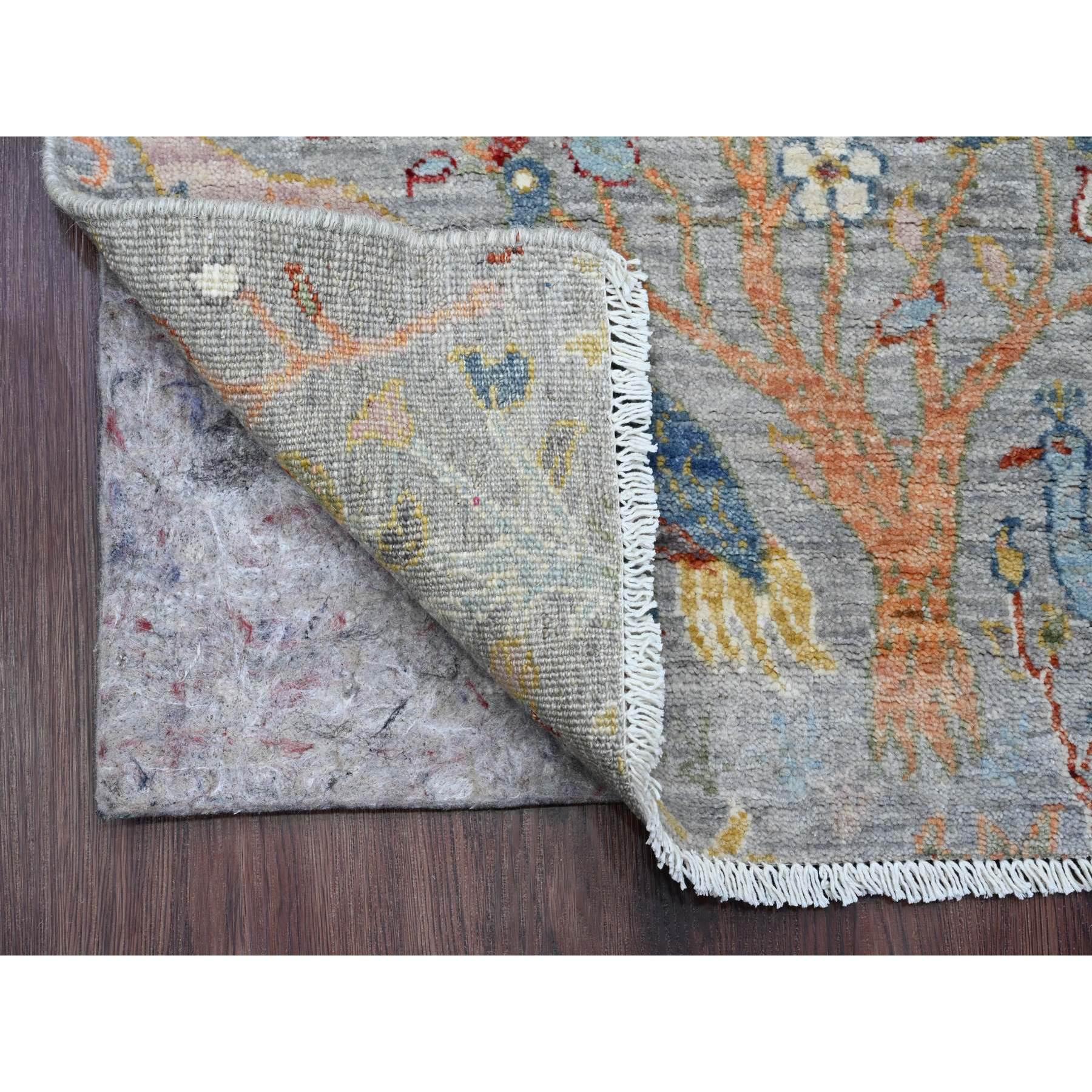 Spanisch Grau, Afghanisch Peshawar mit Paradiesvogel-Design, Handgeknüpft, Natürliche Farbstoffe, Weiche Wolle, Kurzer Läufer, Orientteppich
Primäre MATERIALIEN: Wolle
Latex: Nein Florhöhe: 0.25 Zoll
Stil: Transitional
Grundfarbe: