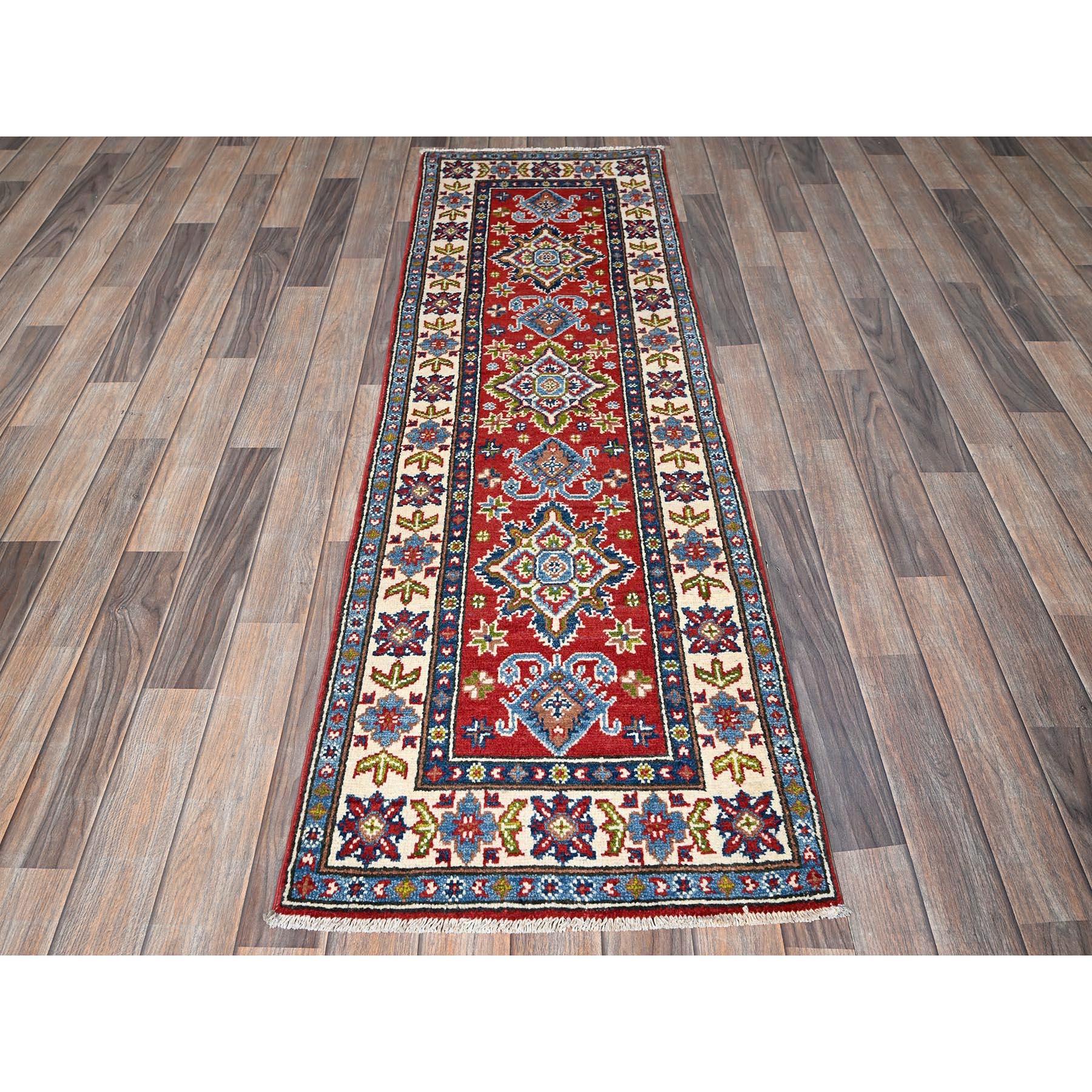 Imperial Rot, Kazak mit geometrischem Medaillon-Design, handgeknüpft, weiche und samtige Wolle, dichtere Webart, pflanzliche Farbstoffe, schmaler Läufer, Orientteppich
Primäre MATERIALIEN: Wolle
Latex: Kein Flor 
Höhe: 0,25 Zoll
Stil:
