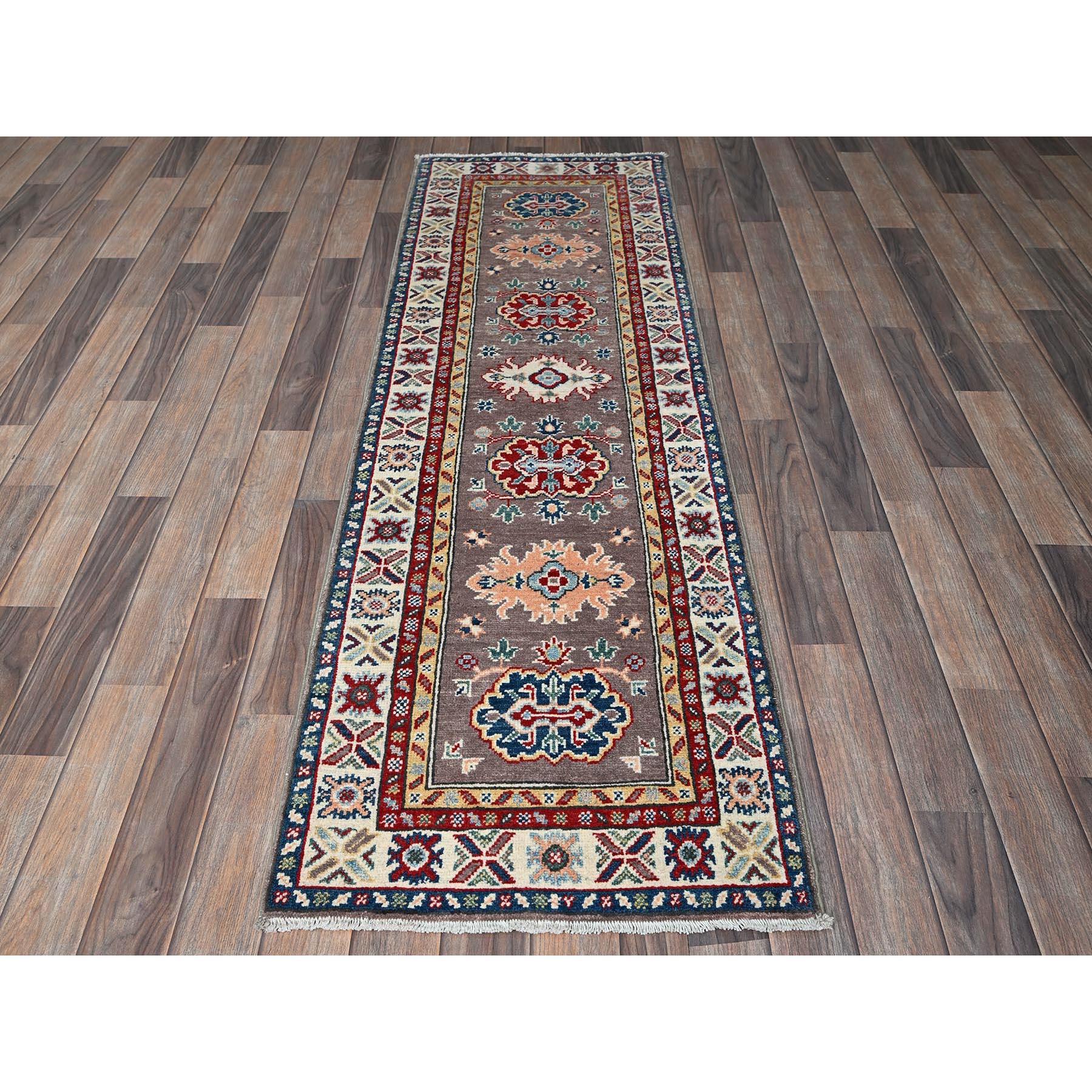 Grigio fossile, Kazak con disegno di medaglioni tribali, lana morbida e vellutata, annodato a mano, trama più fitta, tinture vegetali, runner stretto, tappeto orientale
Materiali primari: Lana
Lattice: No Pile 
altezza: 0,25 pollici
Stile: