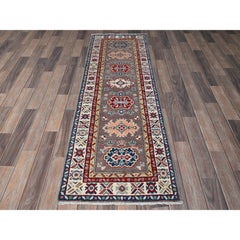 2'x6'5" Kazak Gris Fósil con Diseño Tribal Alfombra de Lana Suave Anudada a Mano para Correr